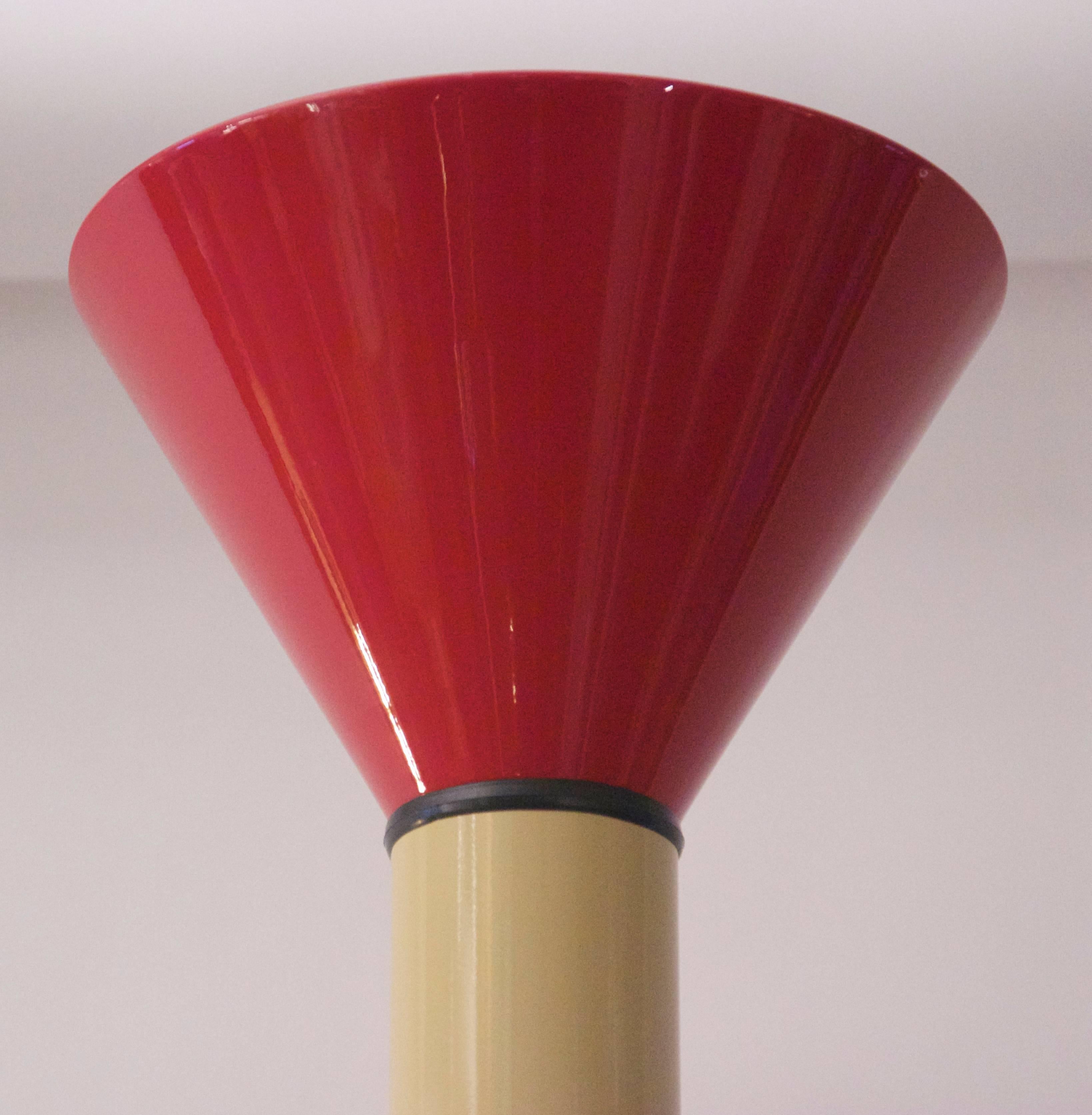 Ettore Sottsass, Callimaco floor lamp, 
Artemide manufacturer, 
lacquered metal and metal,
circa 1980, Italy.
Measure: Height 2 m, diameter 39 cm.