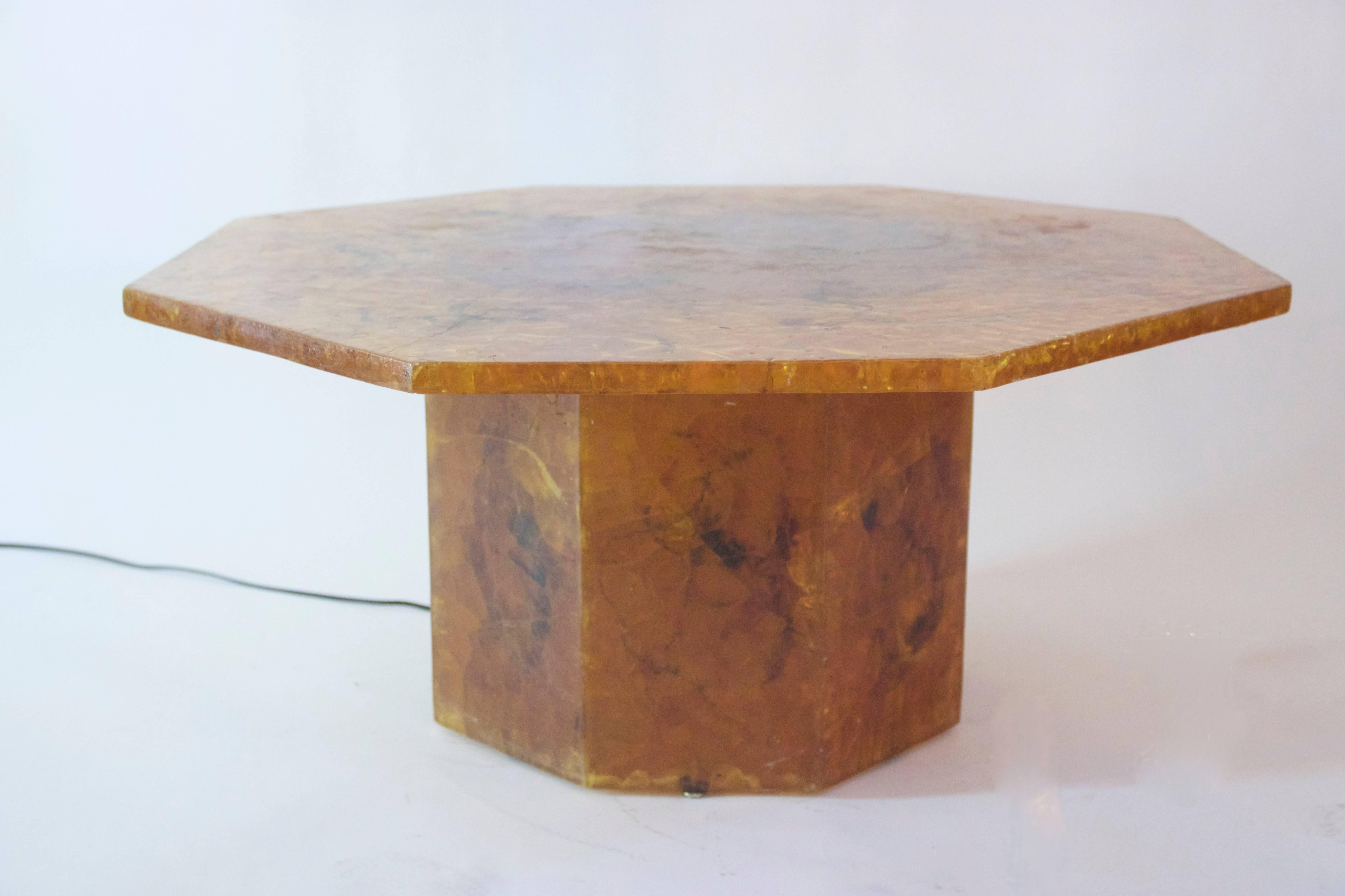 Accolay, illuminated coffee table,
resin,
circa 1970, France.
Measures: Height 40 cm, diameter 88 cm.