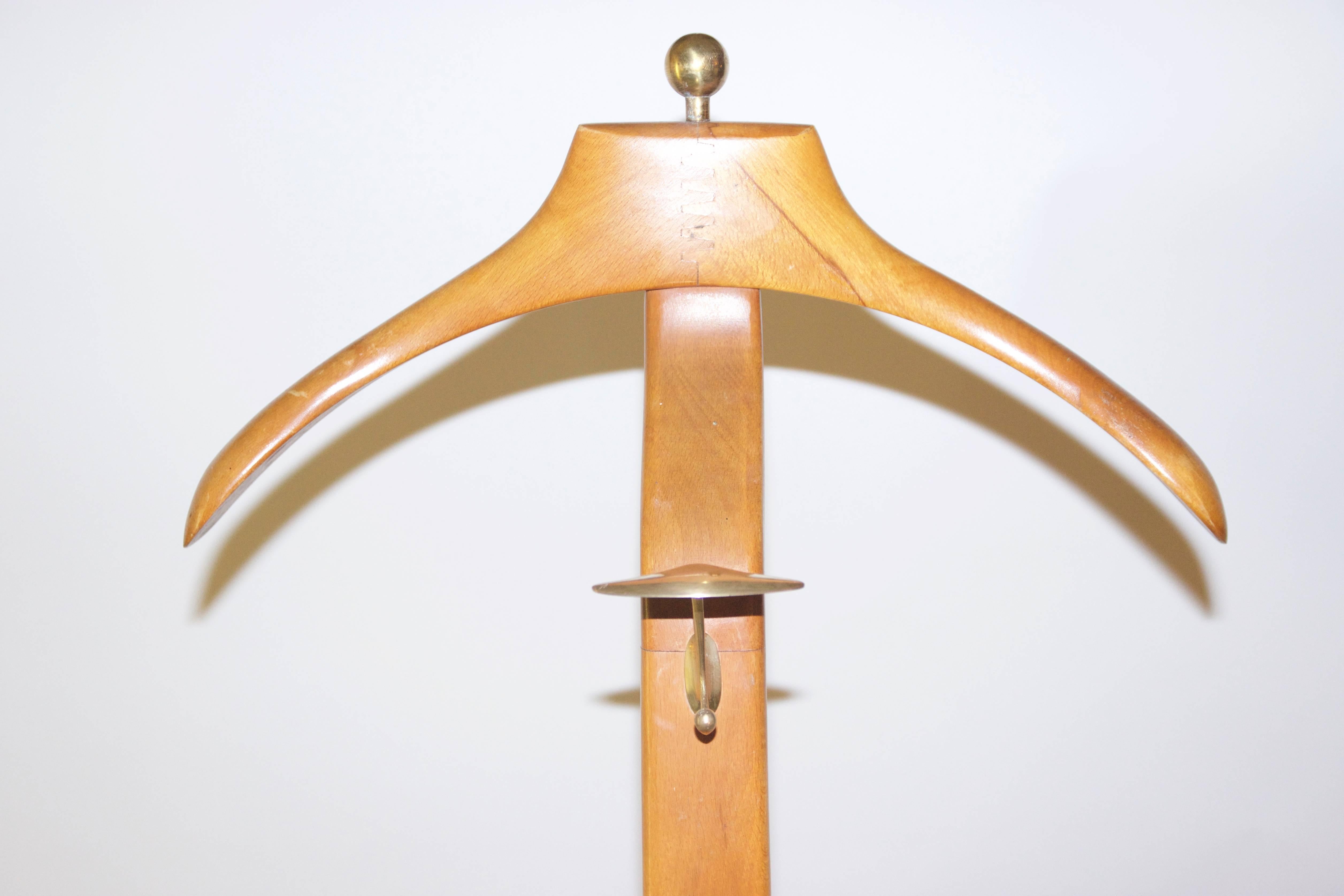 Style Ico Parisi, easel,
wood and golden brass,
circa 1970, Italy.
Measures: Height 1m45, width 45 cm, depth 40 cm.