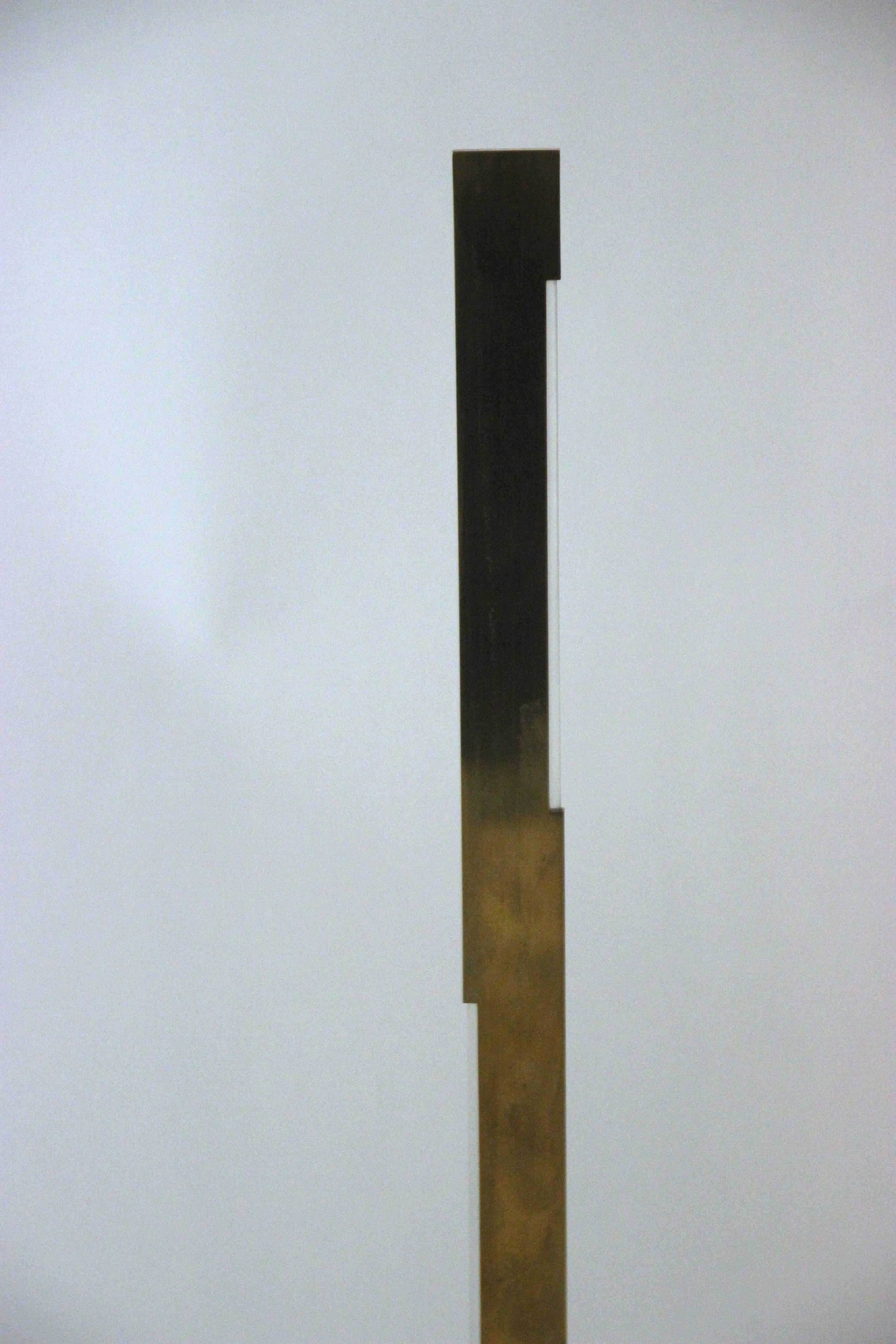 Vladimir Slavov, Line 04 table lamp,
DIM Atelier,
brass and plexiglass,
circa 2008, Bulgaria.
Hauteur: 52 cm, largeur: 10 cm, profondeur: 8 cm.