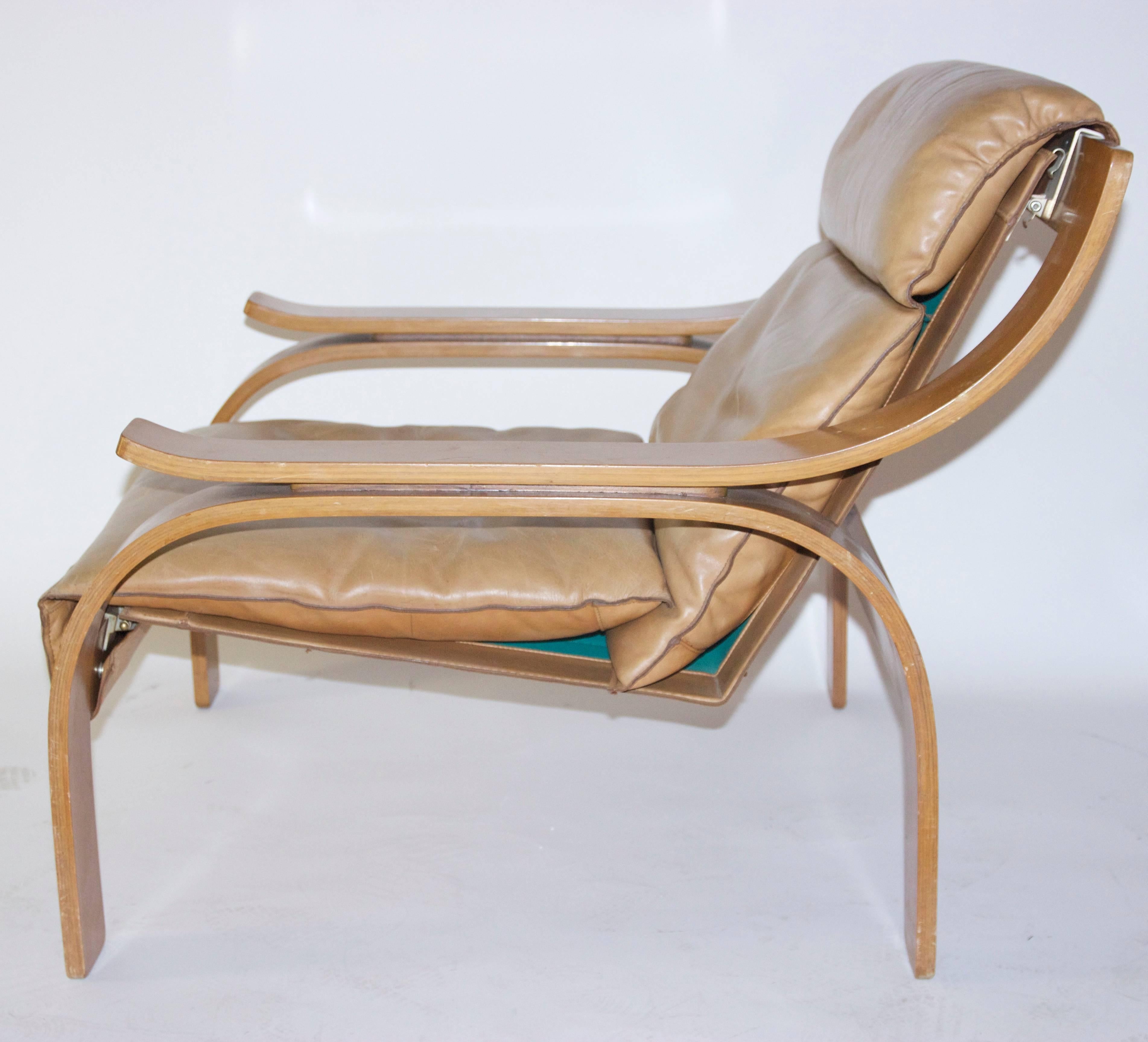 Marco Zanuso, 722 woodline armchair,
original wood and leather,
Cassina edition,
circa 1970, France.
Measures: Height 70 cm, sitting height 40 cm, width 75 cm, depth 85 cm.