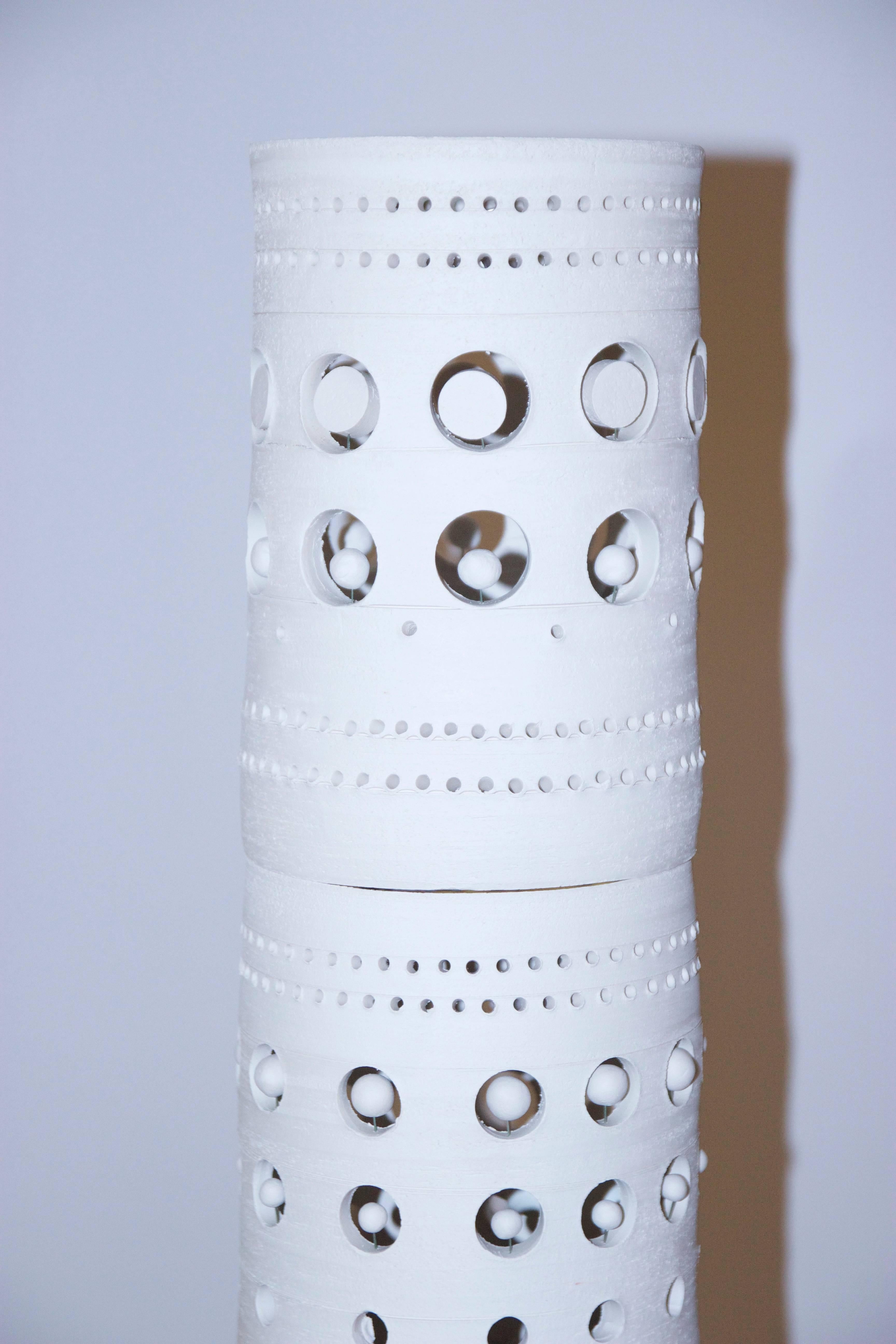 Georges Pelletier, totem floor lamp,
white ceramic,
signed, France, circa 1970.
Measures: Height 1m 48, diameter 22 cm.
