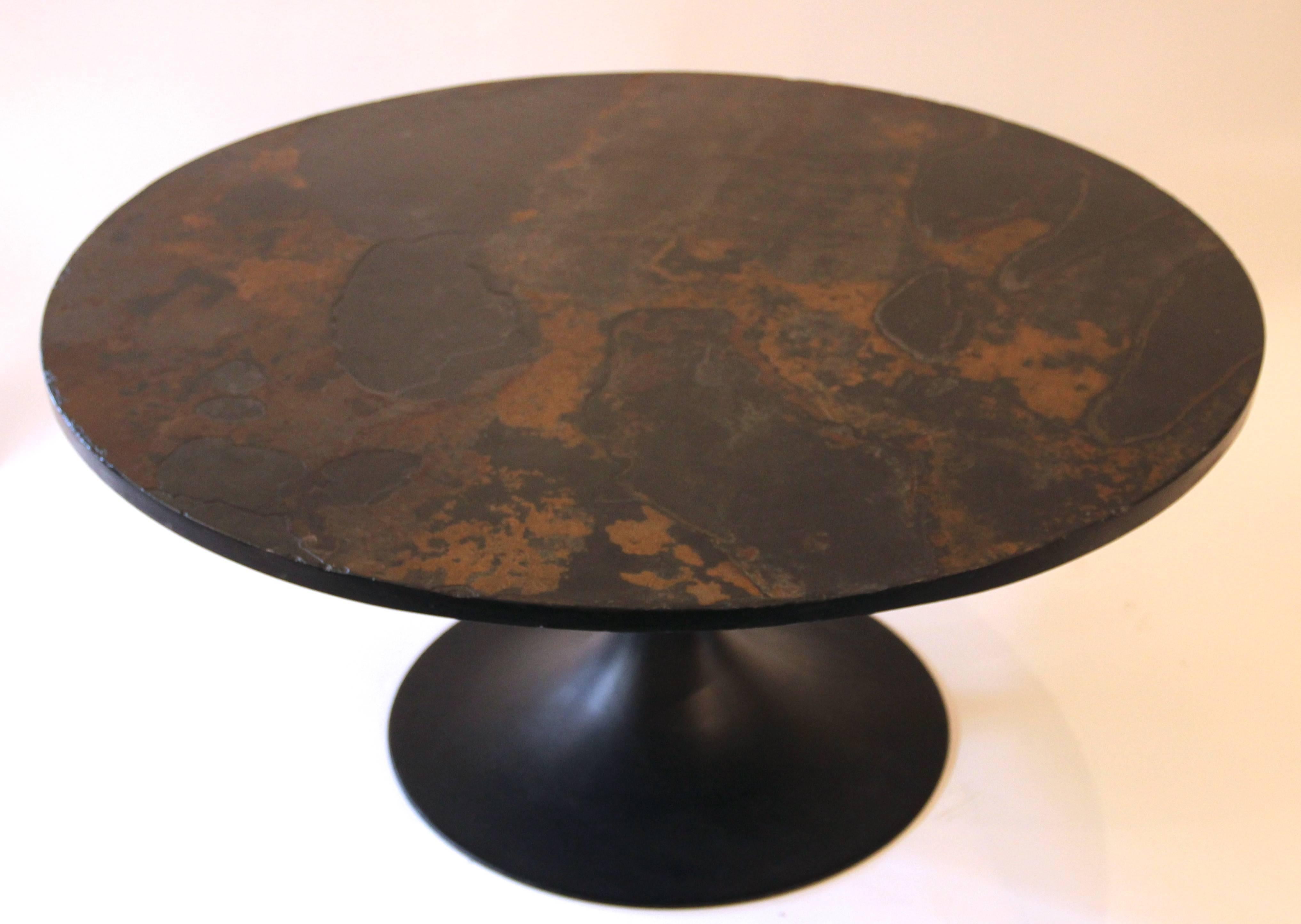 Ligne Roset, coffee table,
Lacquered iron foot, slate top,
circa 1970, France.
Height: 54 cm, diameter: 110 cm.