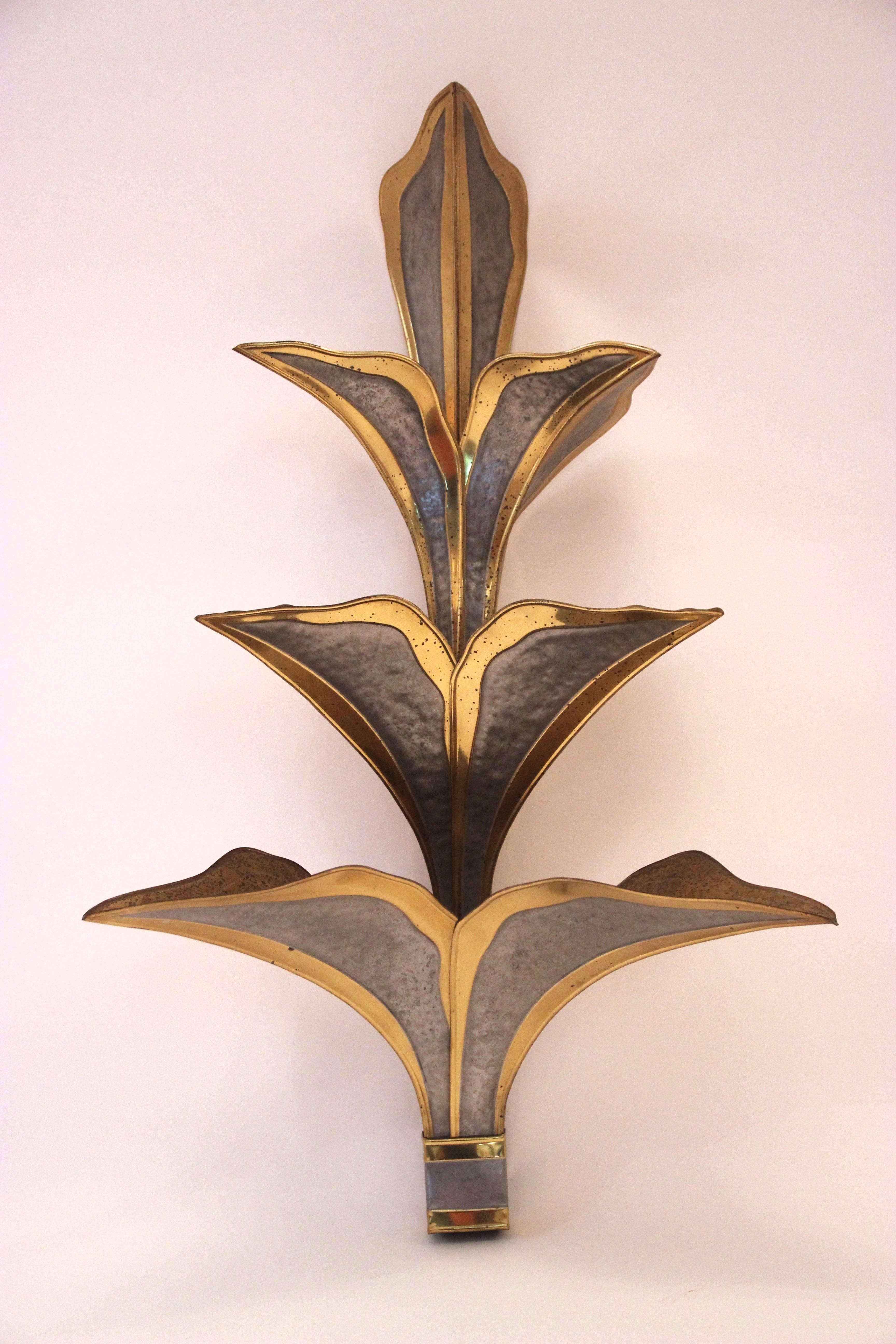 Maison Jansen,
pair of sconces,
gold-plated brass and metal,
circa 1970, France.
Measures: Height 85 cm, width 49 cm, depth 24 cm.