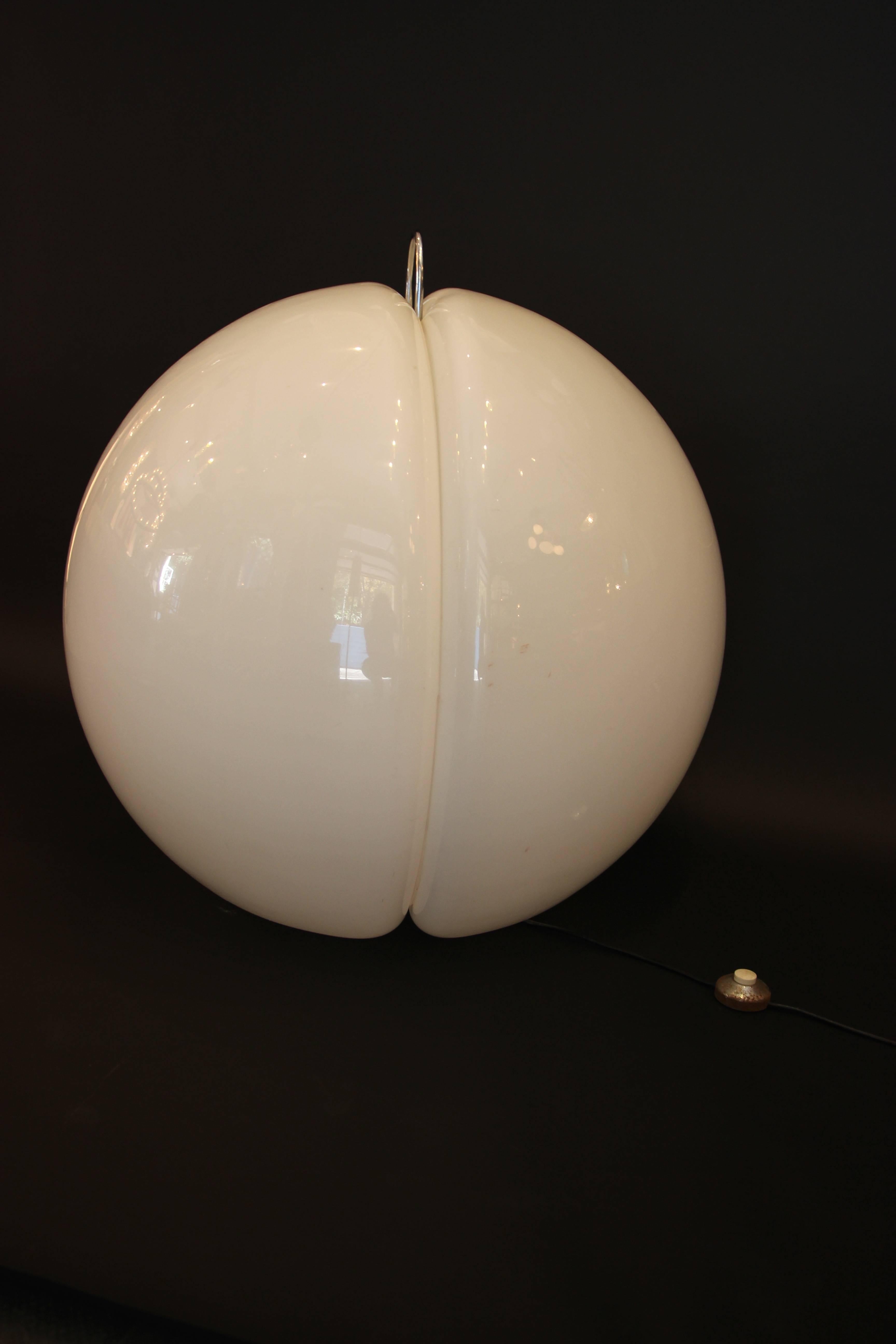Harvey Guzzini, floor lamp,
Plastic and metal,
Circa 1970, Italy.
Height: 84 cm, diameter: 80 cm.