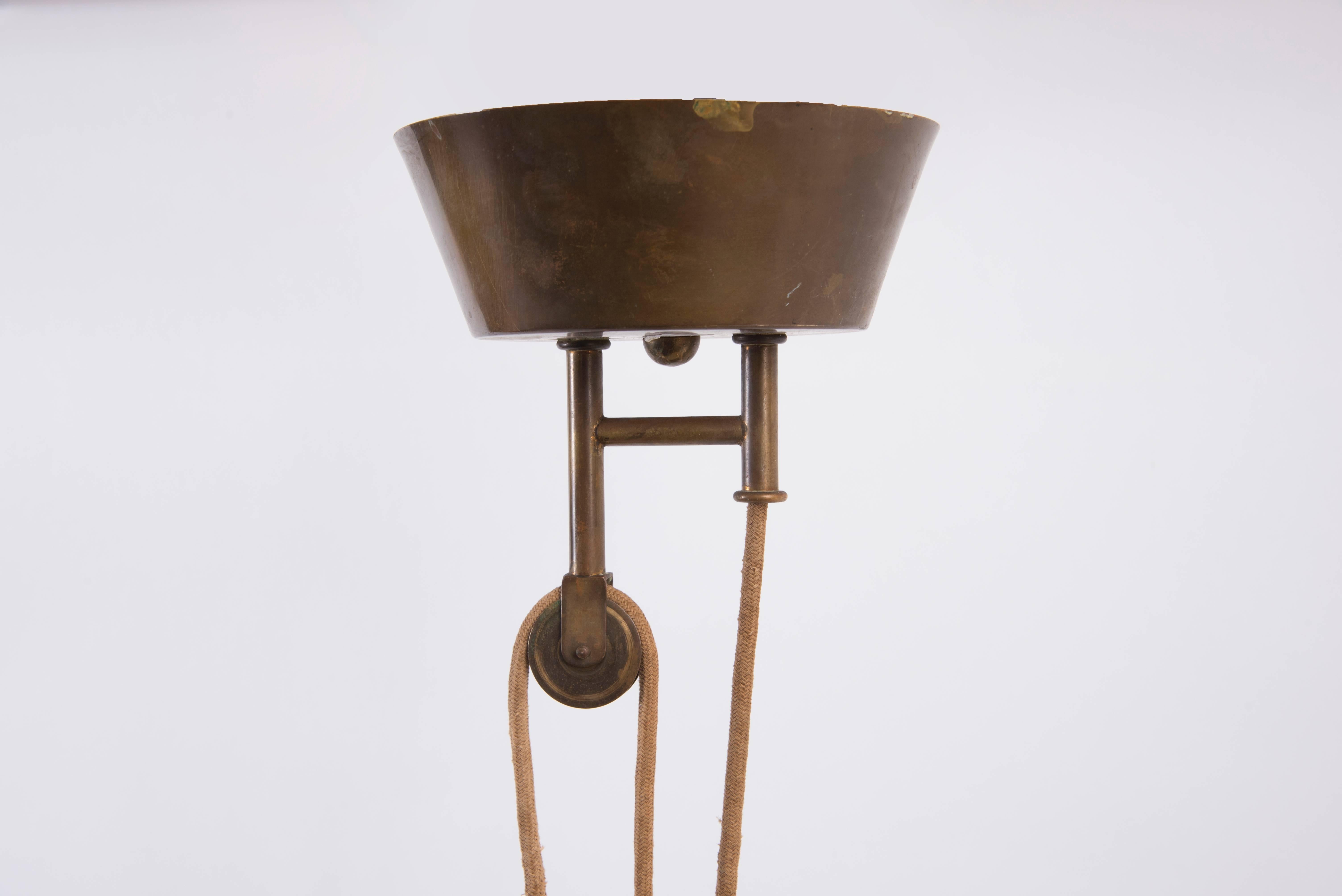 Stilnovo, sliding hanging lamp,
original Stilnovo label,
brass, lacquered aluminium,
circa 1950, Italy.
Measures: Height: 290 cm or 130 cm, diameter: 65 cm.