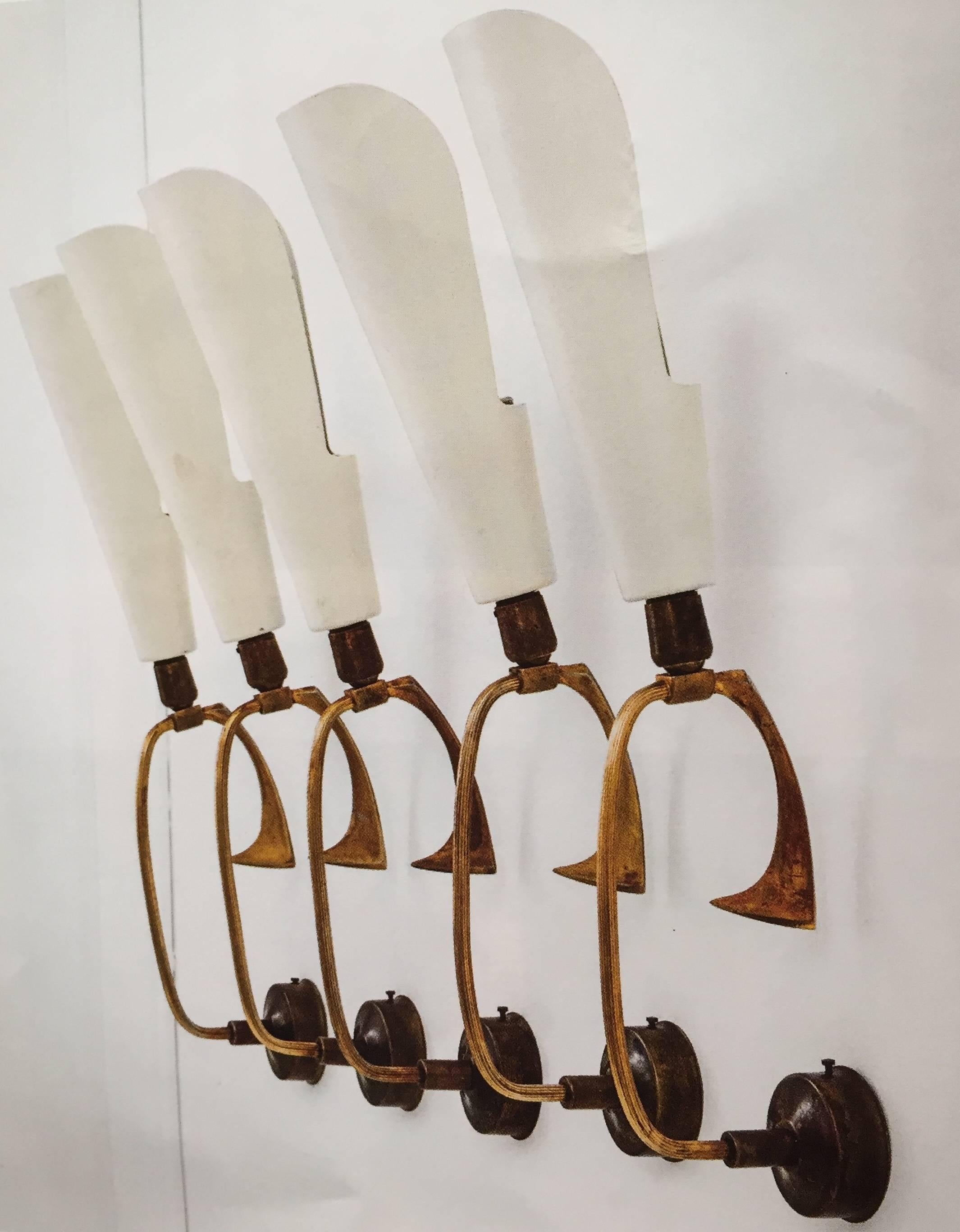 Arredoluce,
Series of five sconces,
Gold-plated brass and varnished aluminum,
Production Arredoluce, production label stuck,
circa 1950, Italy.
Height: 50 cm, width 10 cm, depth: 8 cm.