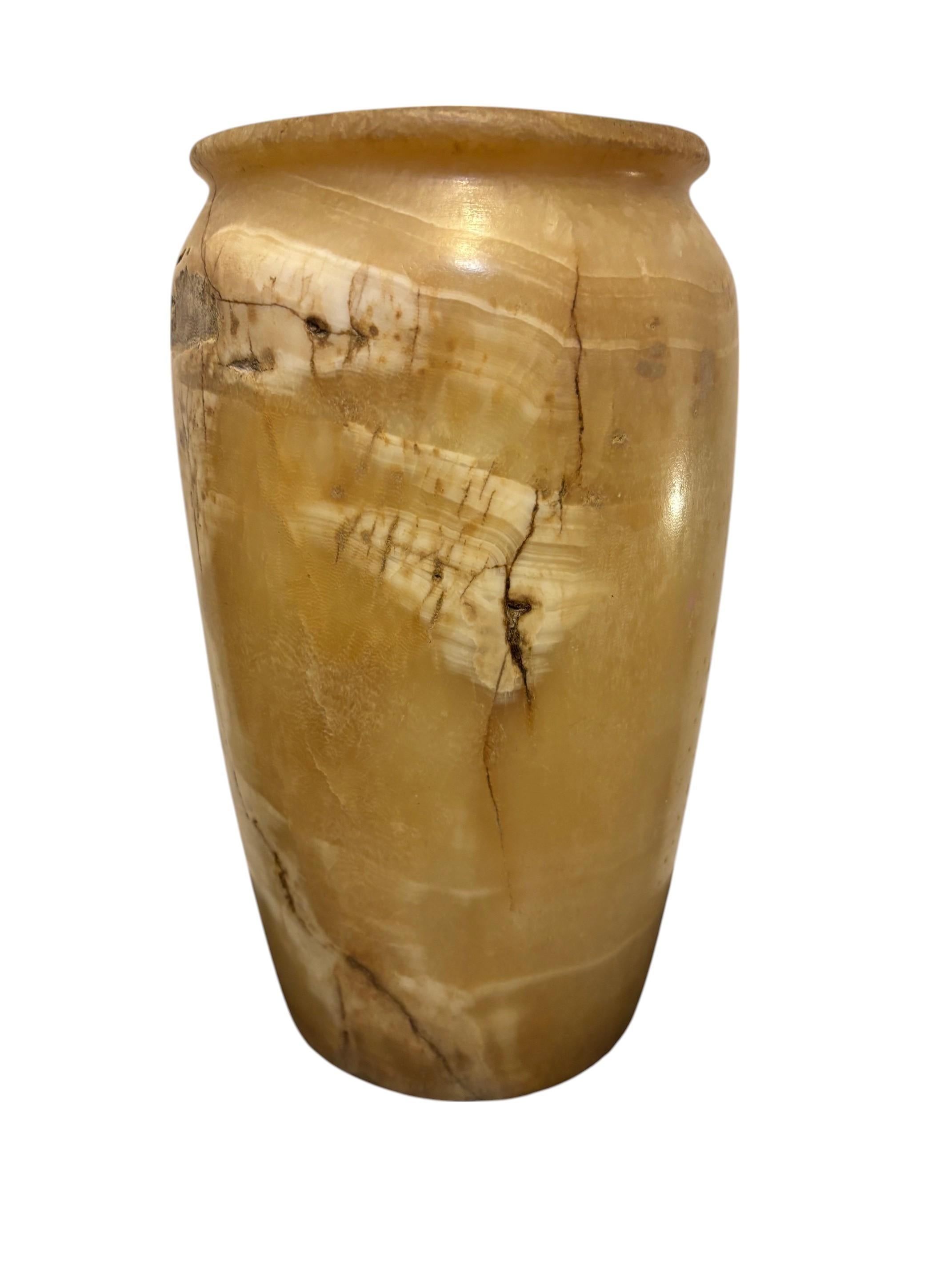 Corpo oblungo, base piatta discoidale. Labbro e bordo bordati.
Alabastro. H. 27 cm, Diam. 13,5 cm

Egitto, Periodo Tardo, 664-332 a.C. AD

Vaso in alabastro del periodo tardo. 664-332 A.C.