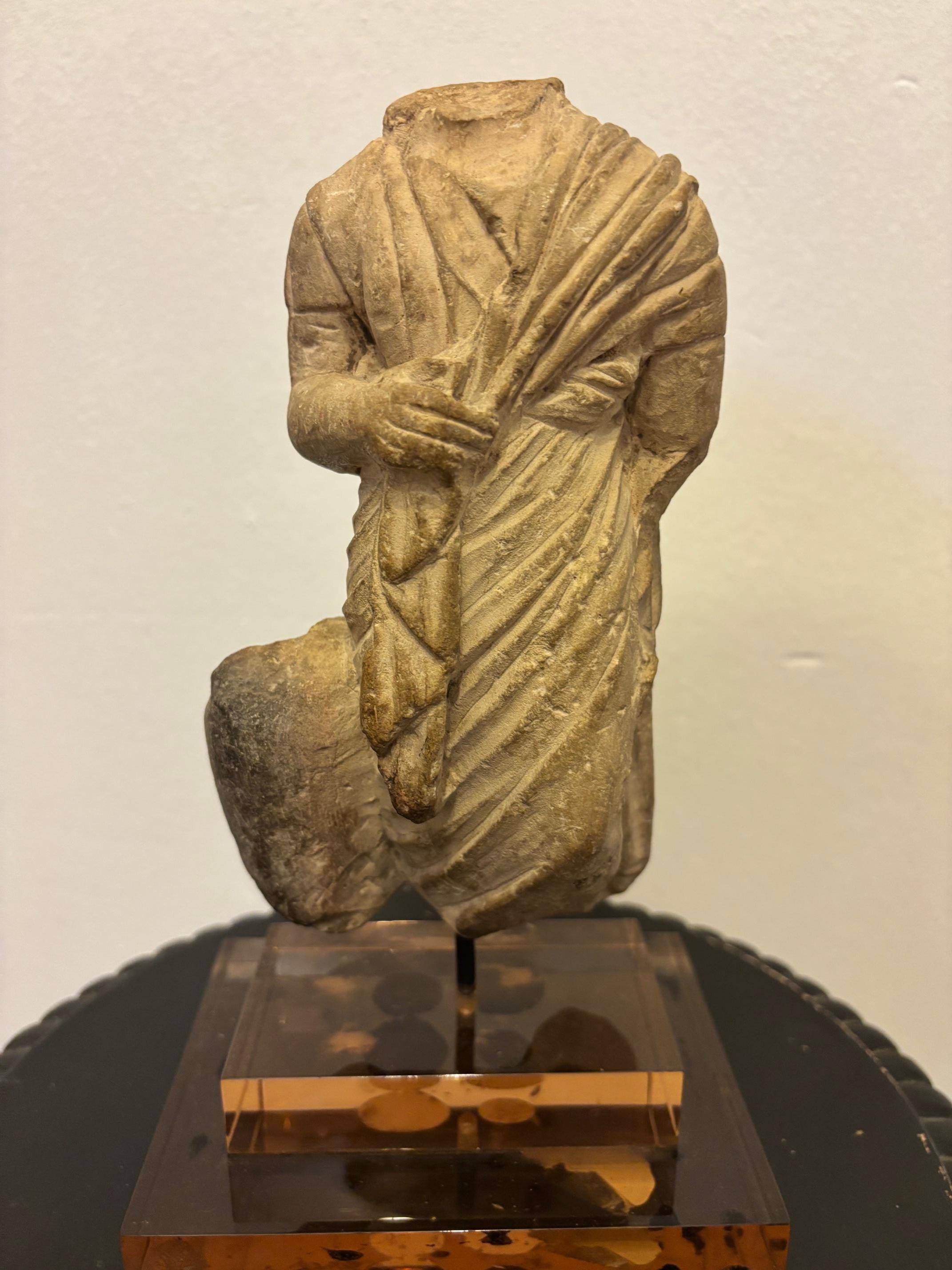 Romano classico STATUETTA TOGATUS, Un togatus romano in marmo. II-III secolo ADS. in vendita