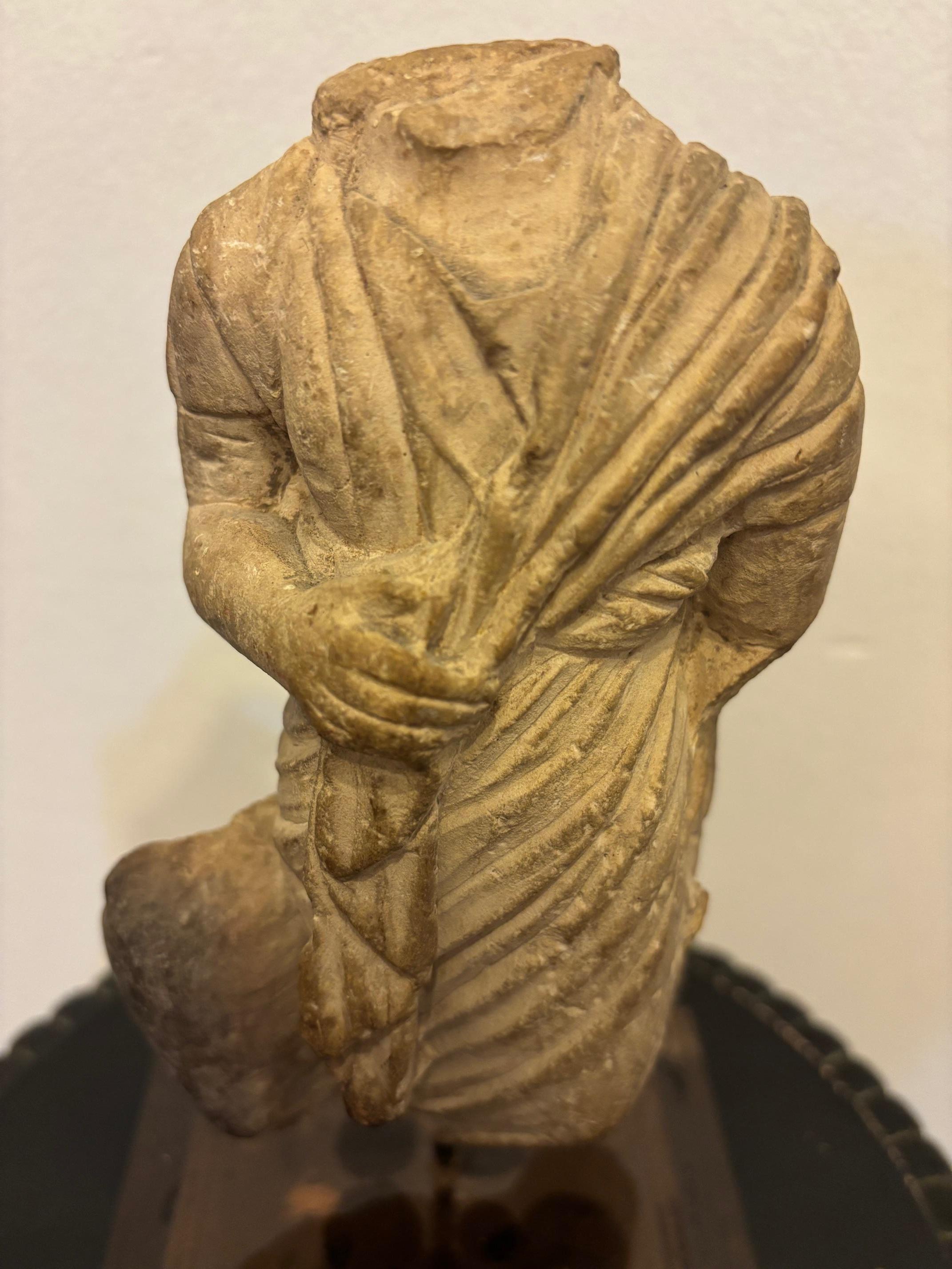 Italiano STATUETTA TOGATUS, Un togatus romano in marmo. II-III secolo ADS. in vendita