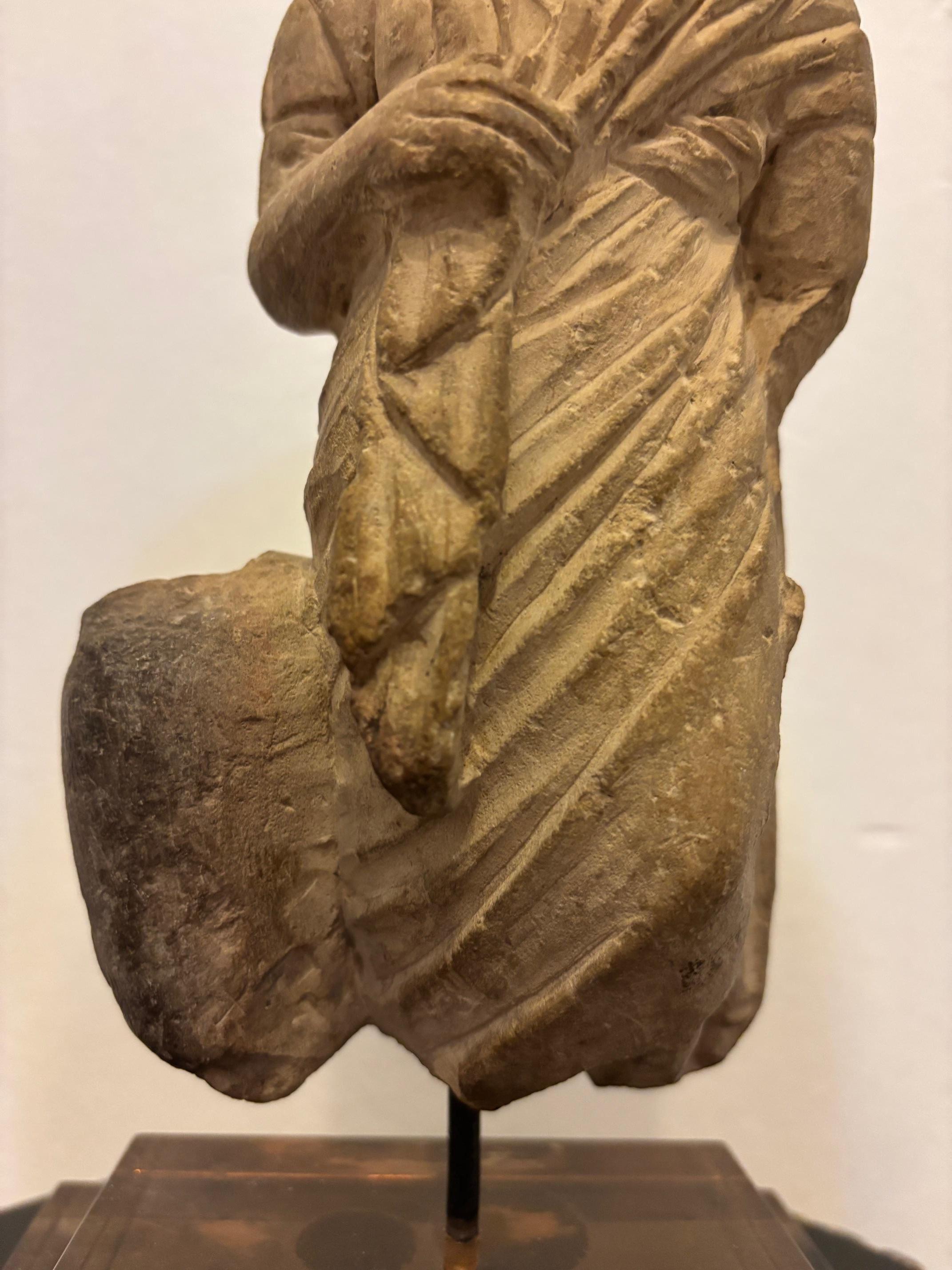 STATUETTA TOGATUS, Un togatus romano in marmo. II-III secolo ADS. In condizioni buone in vendita a Nice, Cote d' Azur