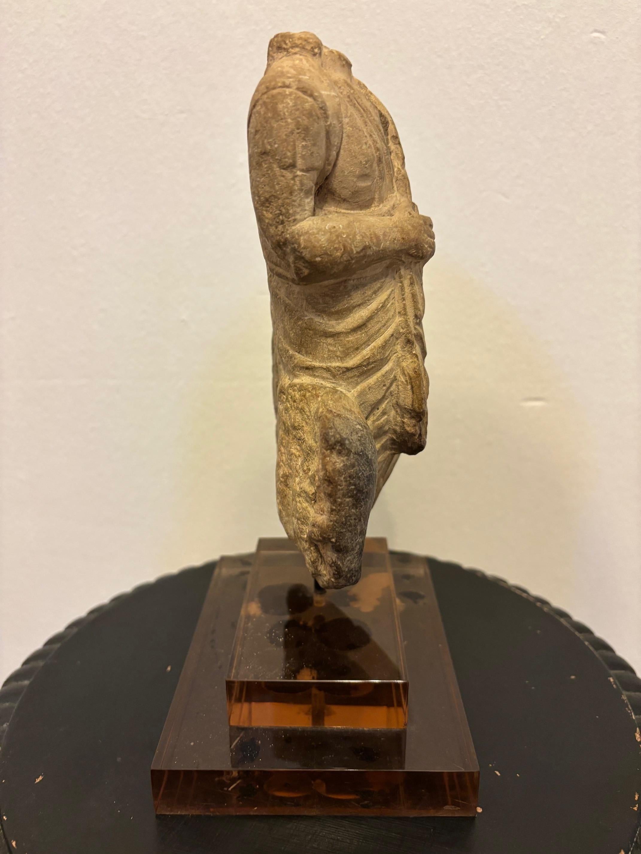 Fino al XVIII secolo STATUETTA TOGATUS, Un togatus romano in marmo. II-III secolo ADS. in vendita