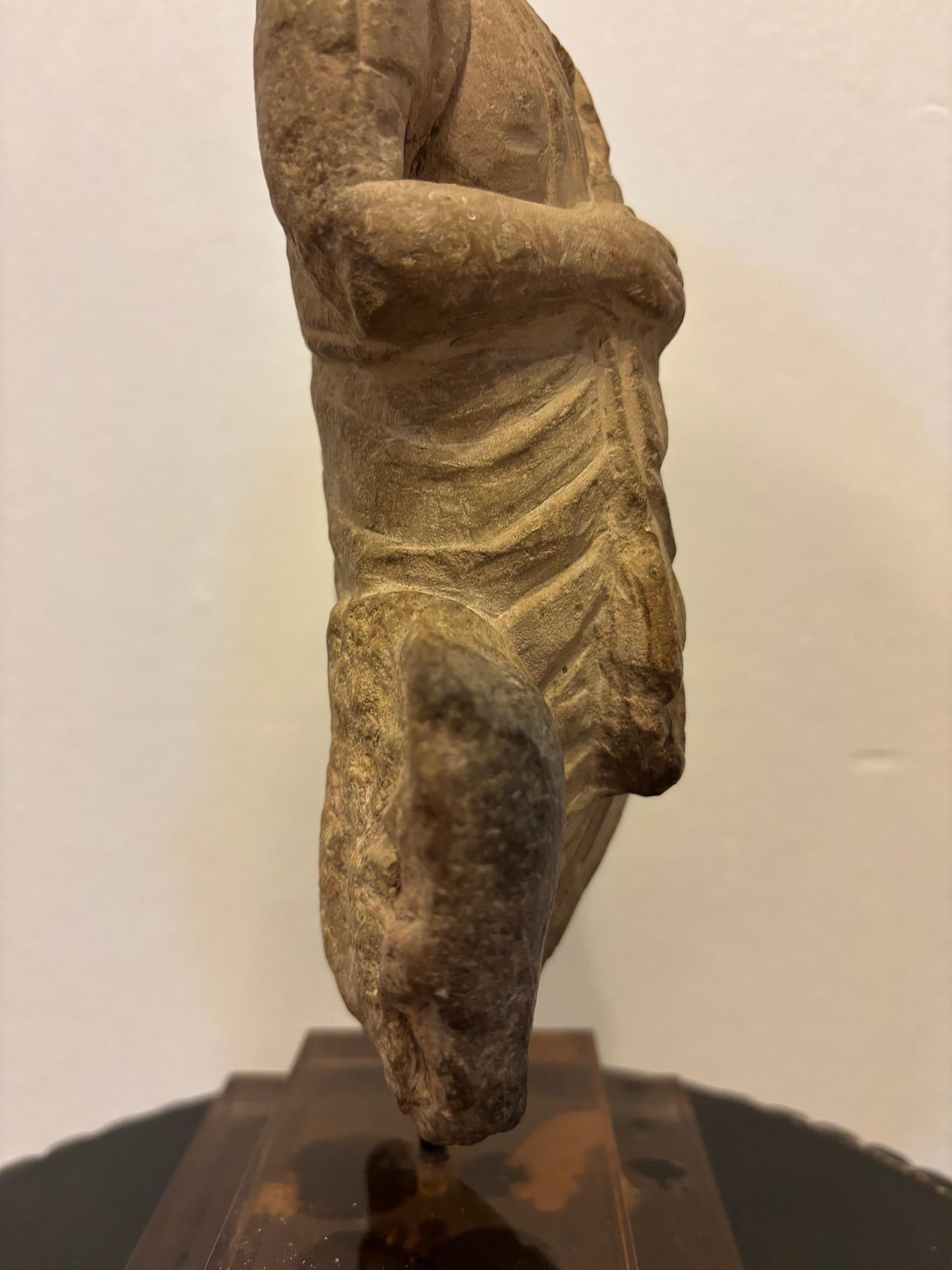 Marmo STATUETTA TOGATUS, Un togatus romano in marmo. II-III secolo ADS. in vendita
