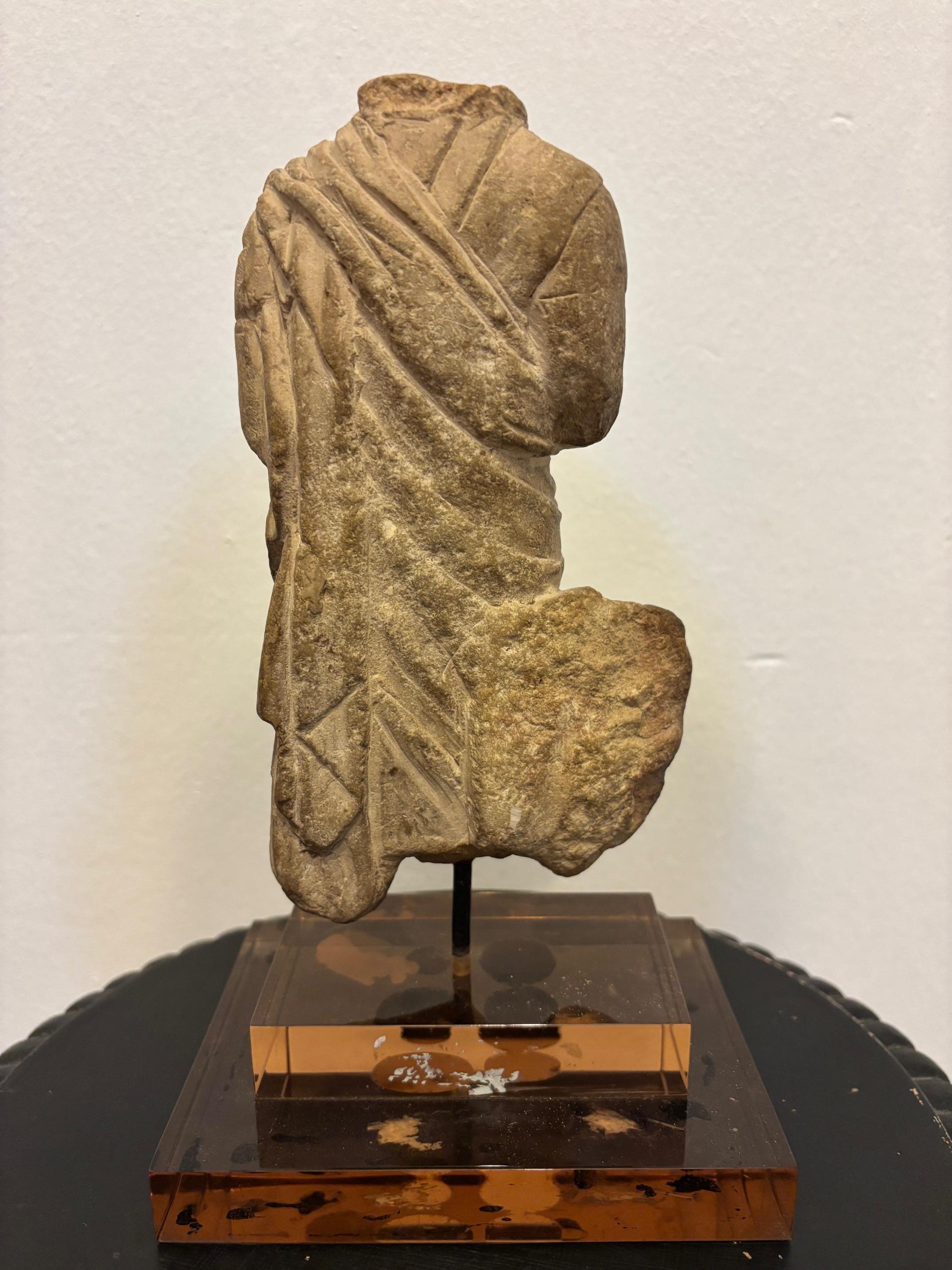 STATUETTA TOGATUS, Un togatus romano in marmo. II-III secolo ADS. in vendita 1
