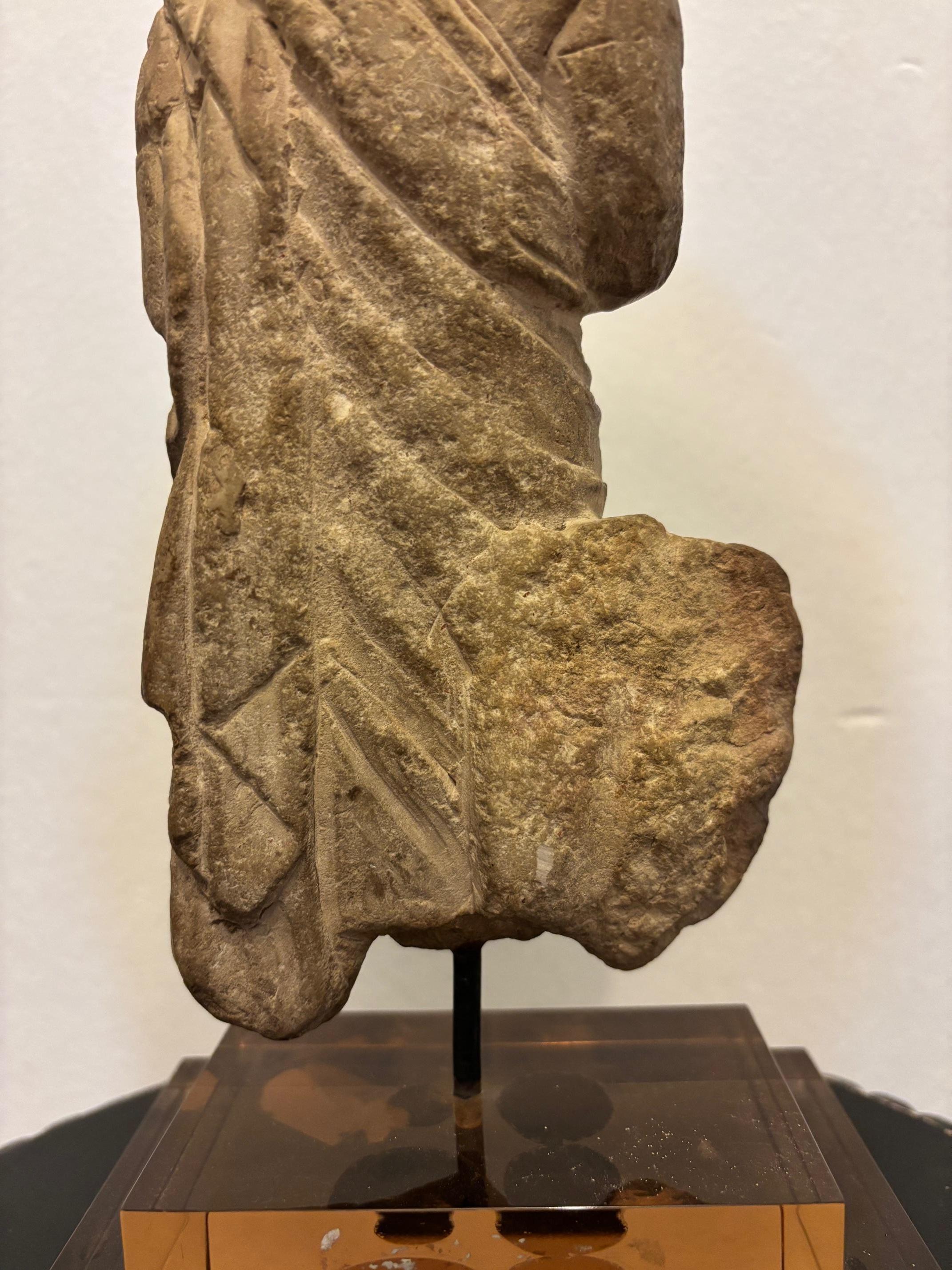 STATUETTA TOGATUS, Un togatus romano in marmo. II-III secolo ADS. in vendita 2