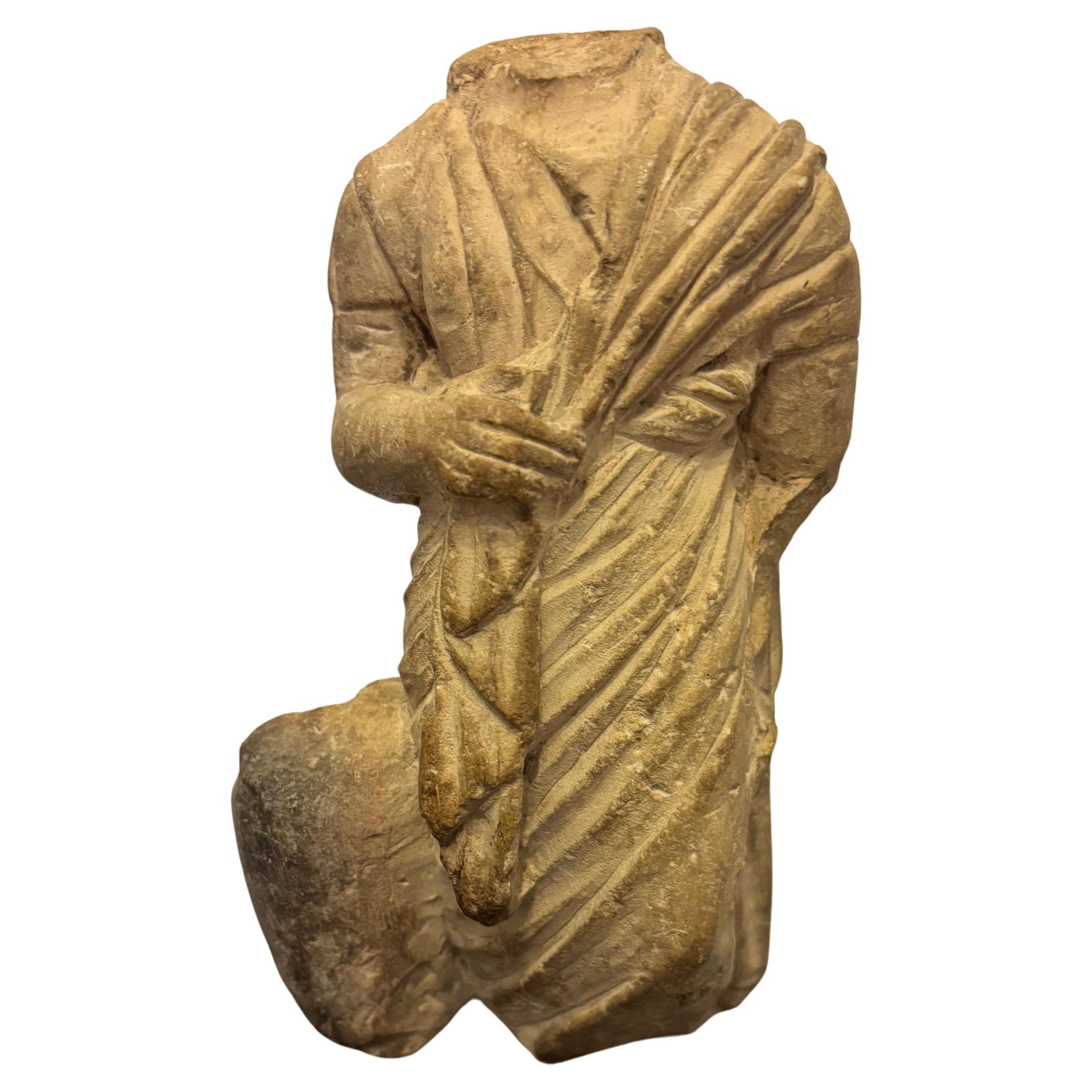STATUETTA TOGATUS, Un togatus romano in marmo. II-III secolo ADS. in vendita
