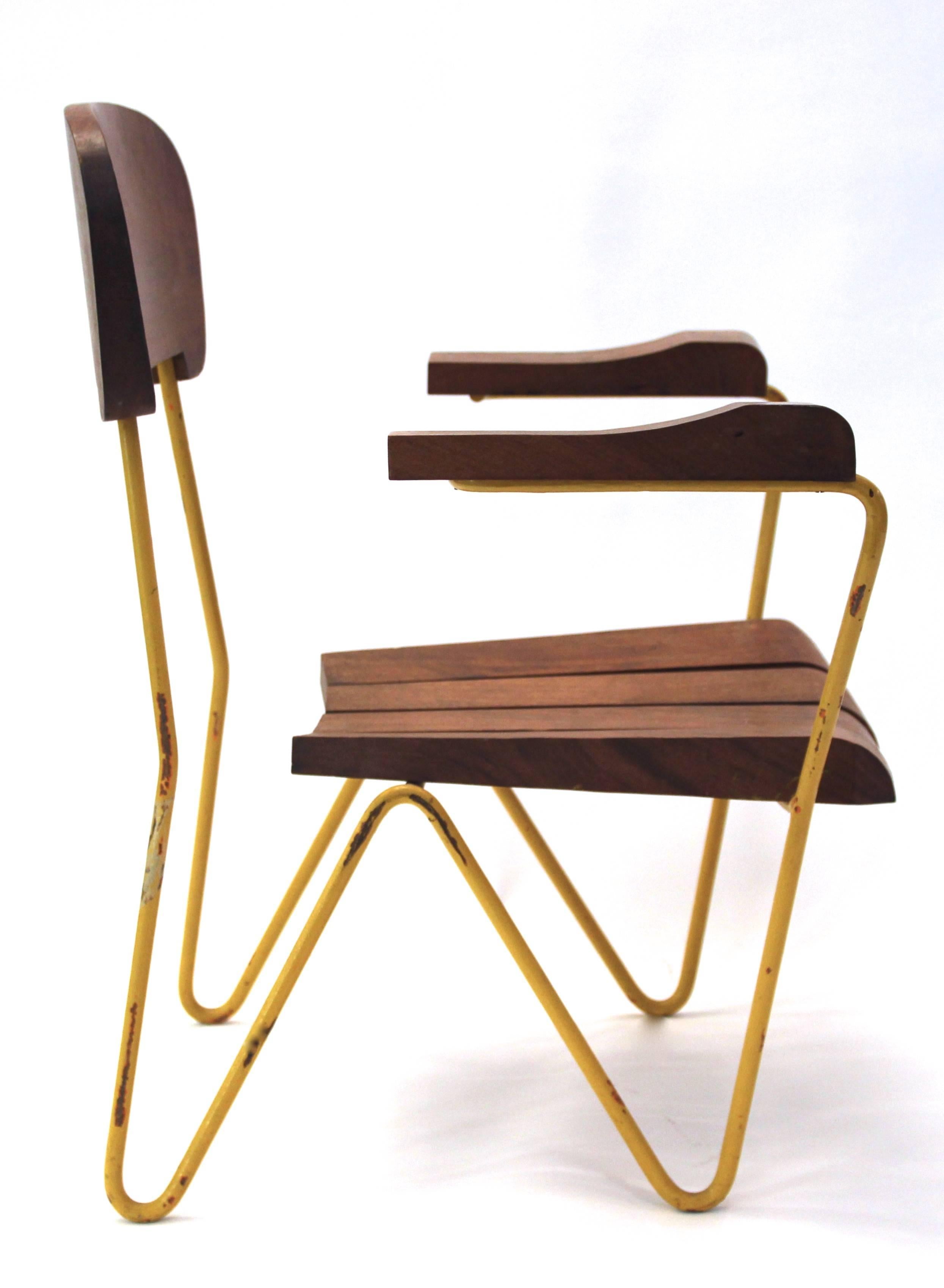 César Janello (1918-1985).
Set of four armchairs.
Wood and metal,
circa 1955, Brazil.
Measures: Height 83cm, seat height 33 cm,
width 68 cm, depth 60 cm.