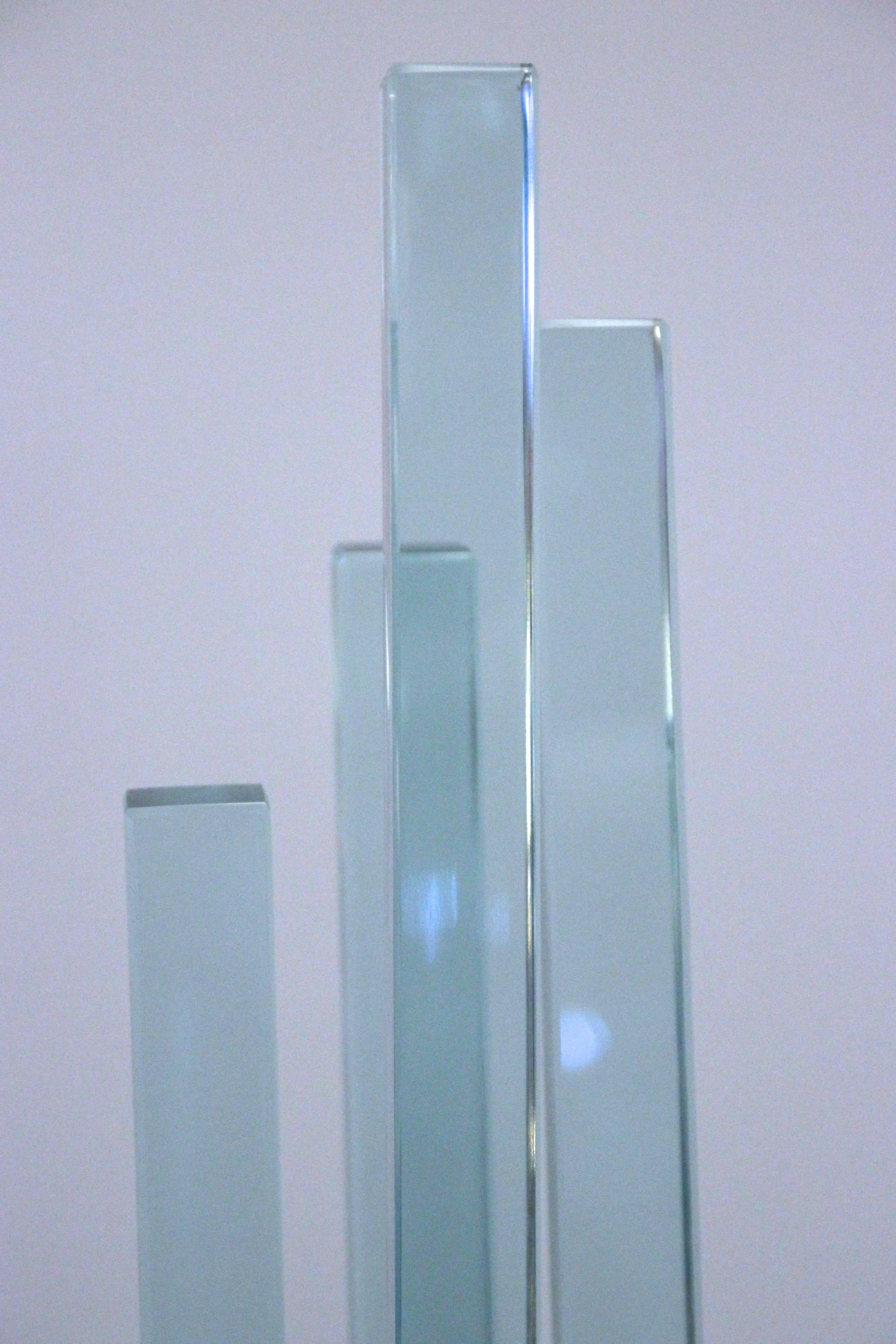 Gallotti and Radicé, pair of lamps,
manufacture Fontana Arte,
structure in glass and metal,
circa 1960, Italy.
Measures: Height 84 cm, width 25 cm, depth 25 cm.
