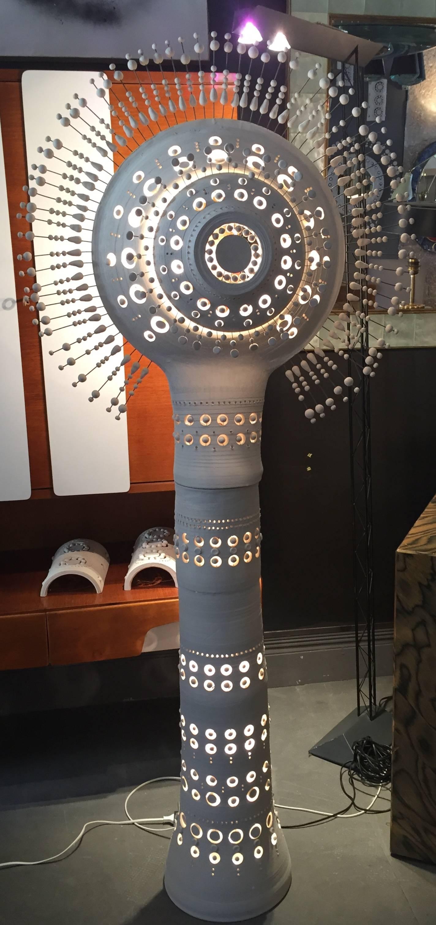 Georges Pelletier, 
beautiful Totems floor lamp, 
unglazed white ceramic, signed, 
circa 1970, France. 
Measures: Height 1m80, diameter 75 cm.
Certificate of authenticity of the artist.