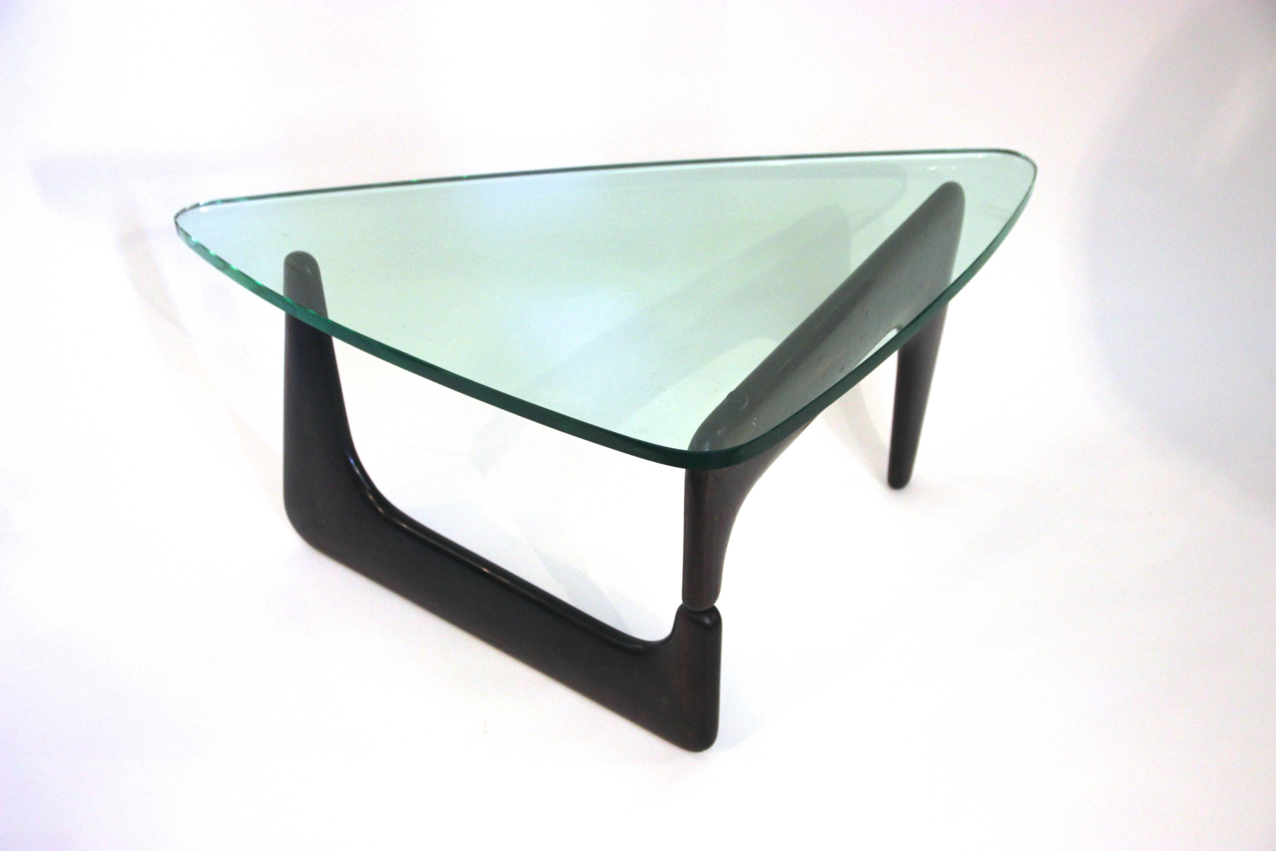 Style of Isamu Noguchi for Herman Miller,
IN-50 coffee table,
Glass tray and wooden base,
circa 1960, USA.
Measures: Height 41 cm, width 59 cm, depth 95 cm.