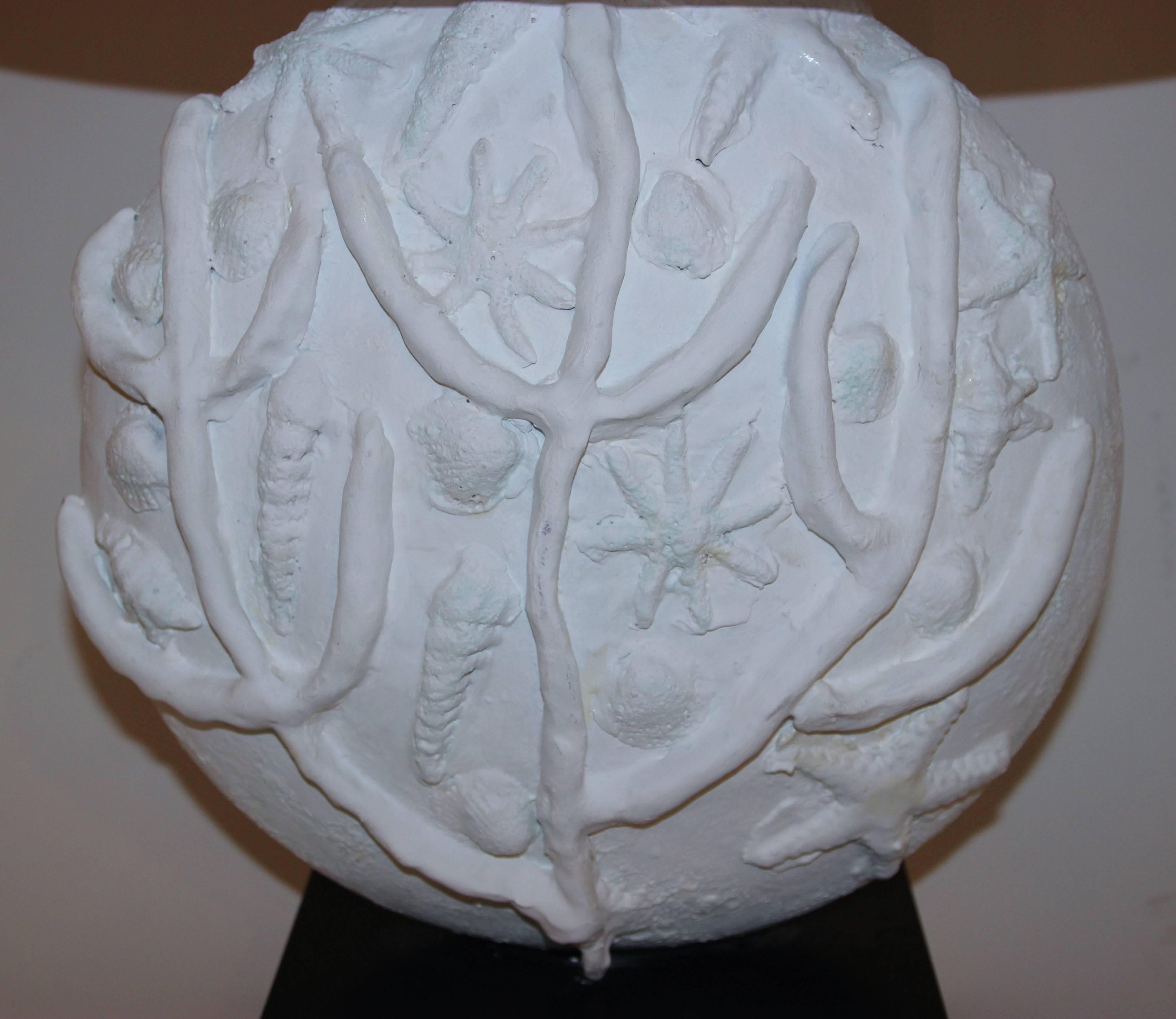 Emilia Palomba,
Coppia di lampade sul tema del mare,
ceramica
circa 2000, Italia.
Misure: Altezza 76 cm, diametro 37 cm.