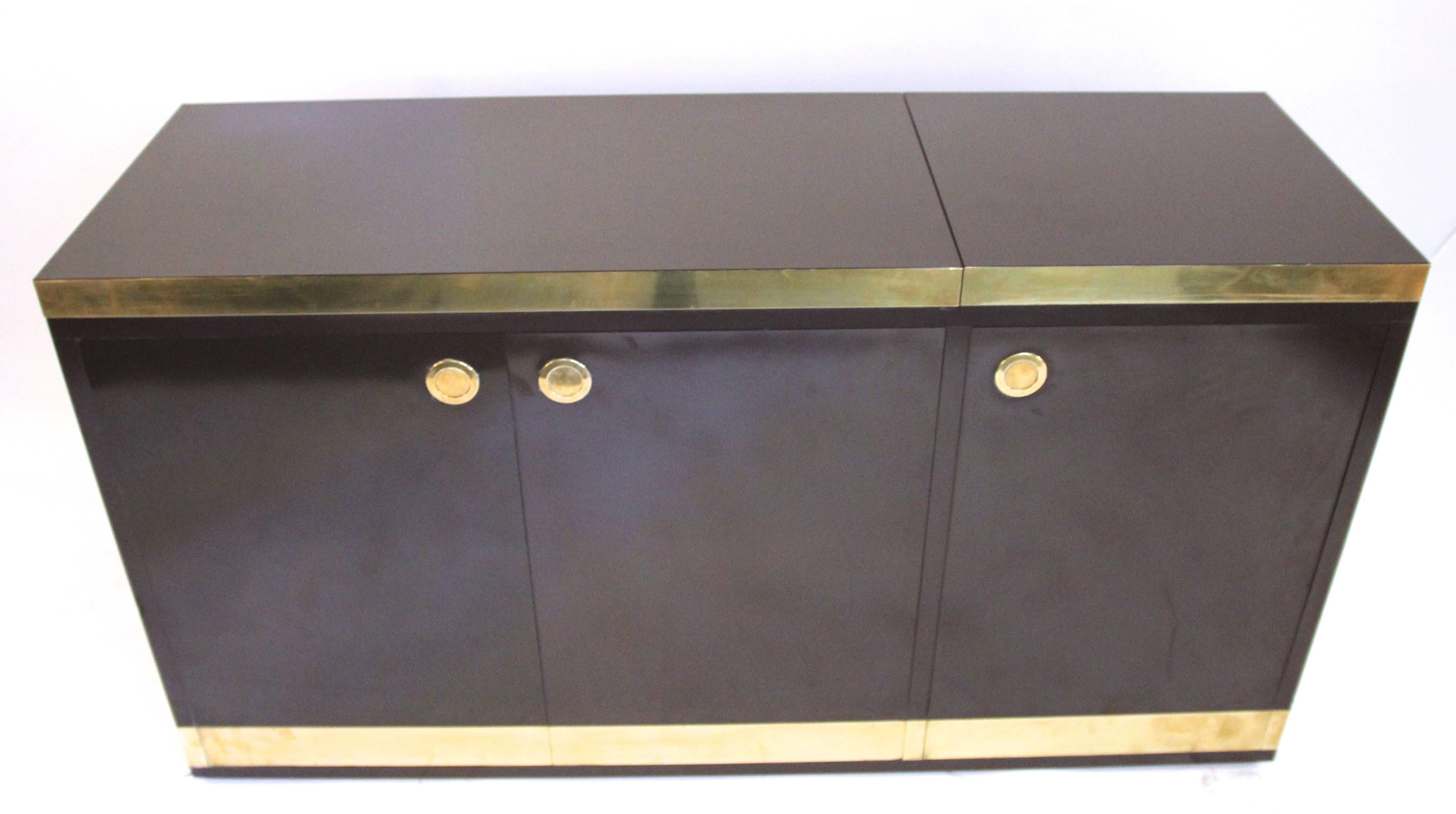 Style Willy Rizzo, sideboard with bar,
Formica and gilded brass, wooden structure,
Small splinters,
circa 1970, Italy.
Measures: Height 72 cm, width 135 cm, depth 45 cm.