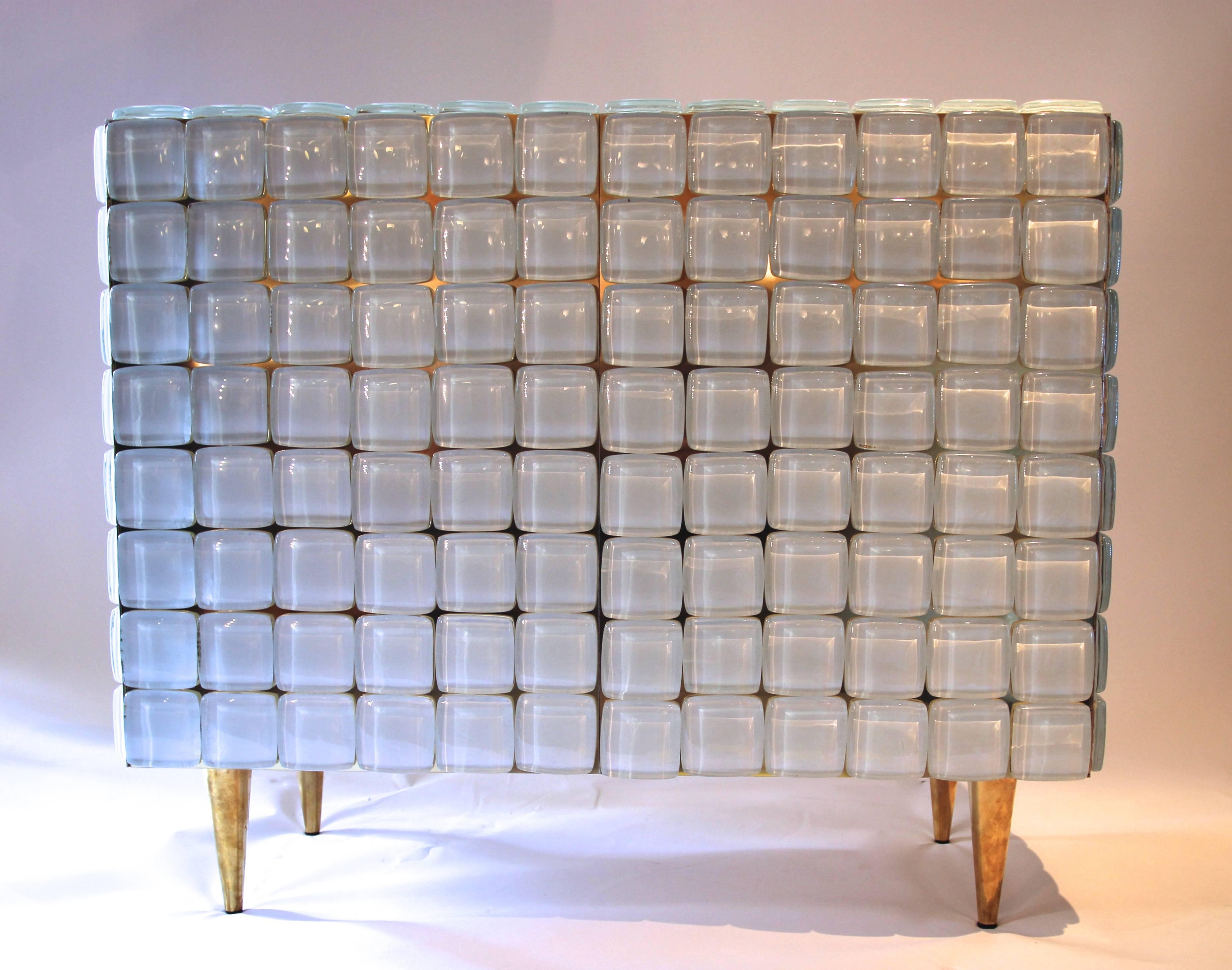Style Roberto Giulio Rida,
Pair of commode with two doors,
Glass and gilded bronze feet,
Fully covered with white faceted glass tiles,
Interior white lacquer,
circa 2010, Italy.
Measures: Height: 78 cm, width: 93 cm, depth: 40 cm.