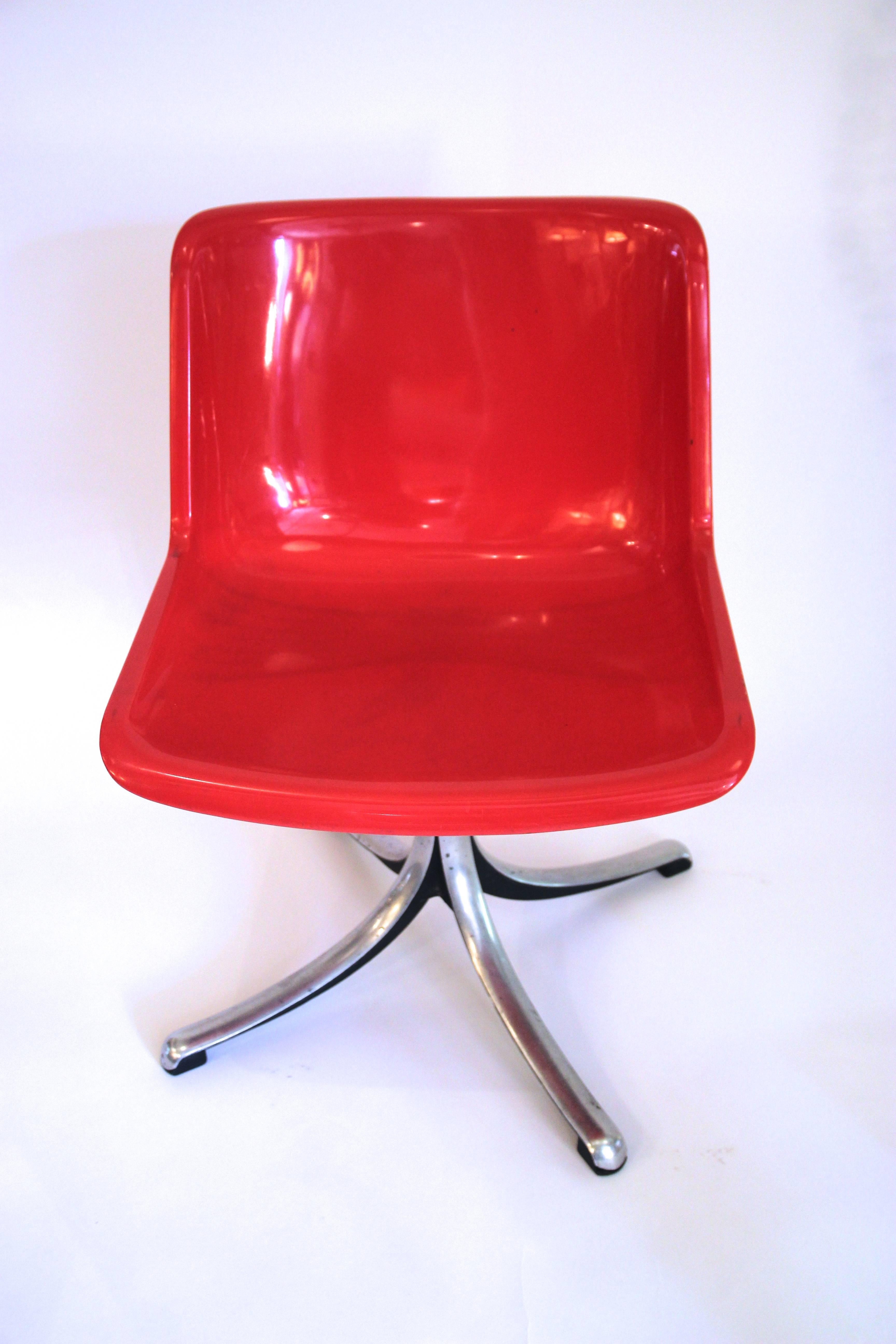 Osvaldo Borsani,
Suite of six chairs,
Metal and red lacquer,
Tecno edition,
circa 1973, Italy.
Measures: Height 70 cm, seat height 38 cm, width 48 cm, depth 36 cm.