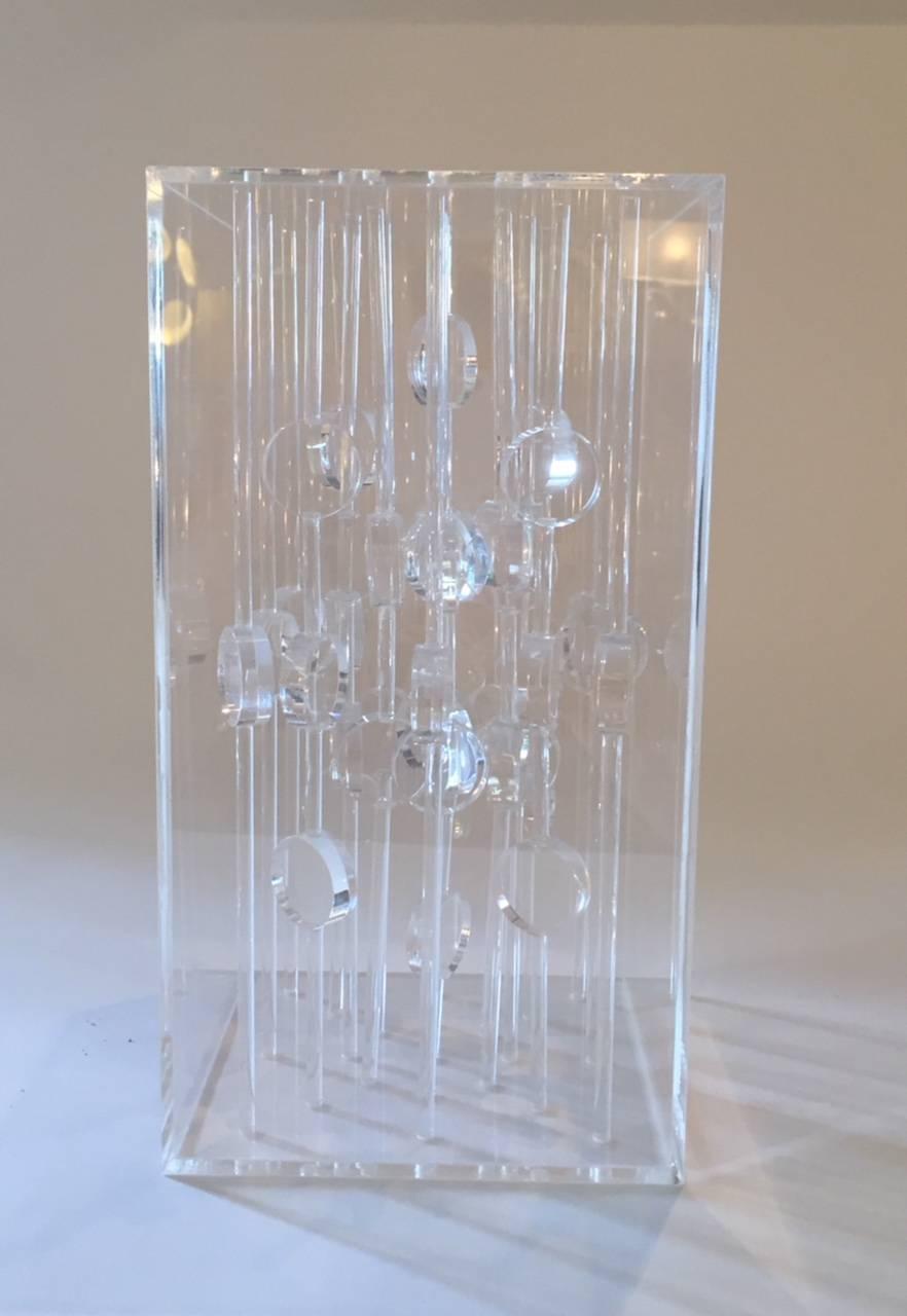 Martha S. Boto (1925-2004),
Sculpture Collone A,
plexiglass,
Numbered 60/300,
Edition Denise René,
Lot reproduced from a photograph of the time,
circa 1968, Italy.
Measures: Height: 26 cm, width: 16 cm, depth: 16 cm.
Provenance: Collection