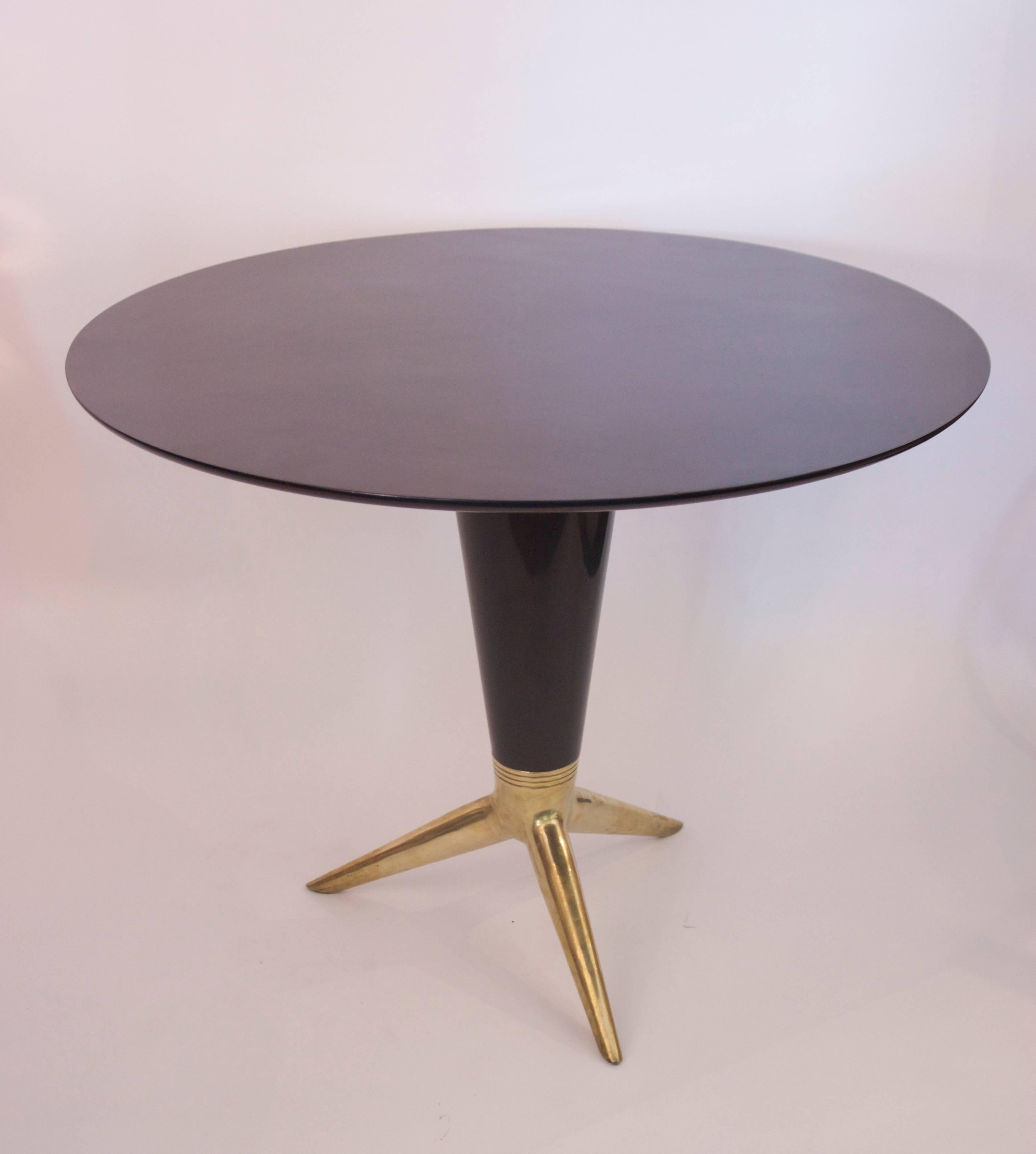 Pedestal table in the style of Gio Ponti,
Black lacquered wood and gilded bronze base,
circa 1950, Italy.
Measures: Height 79 cm, diameter 98 cm.