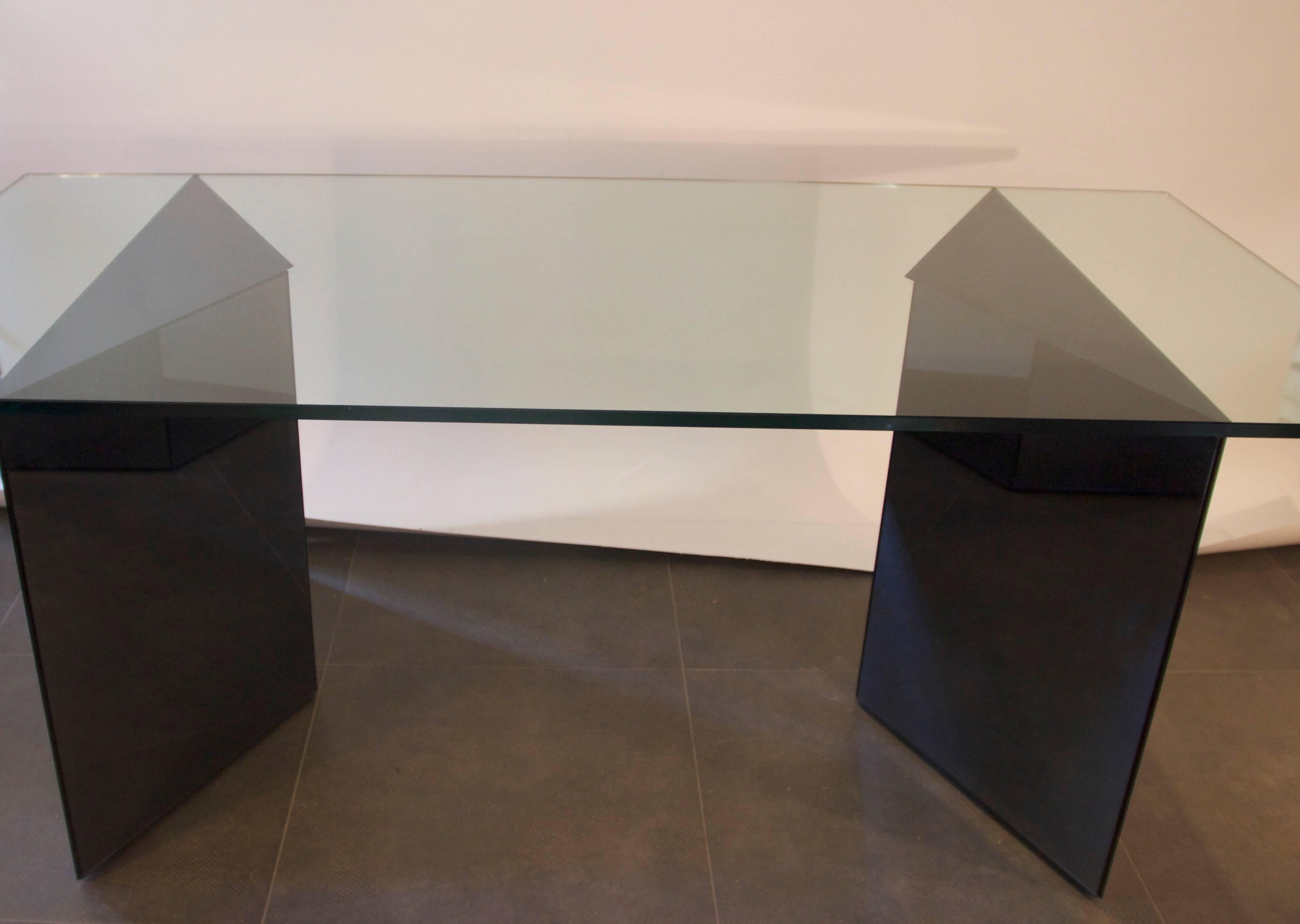 Giuseppe Raimondi
Large dining table, manufacture crystal Art,
Glass and wooden base covered with glass,
circa 1970, Italy.
Height: 73 cm, width: 198 cm, depth: 94 cm.