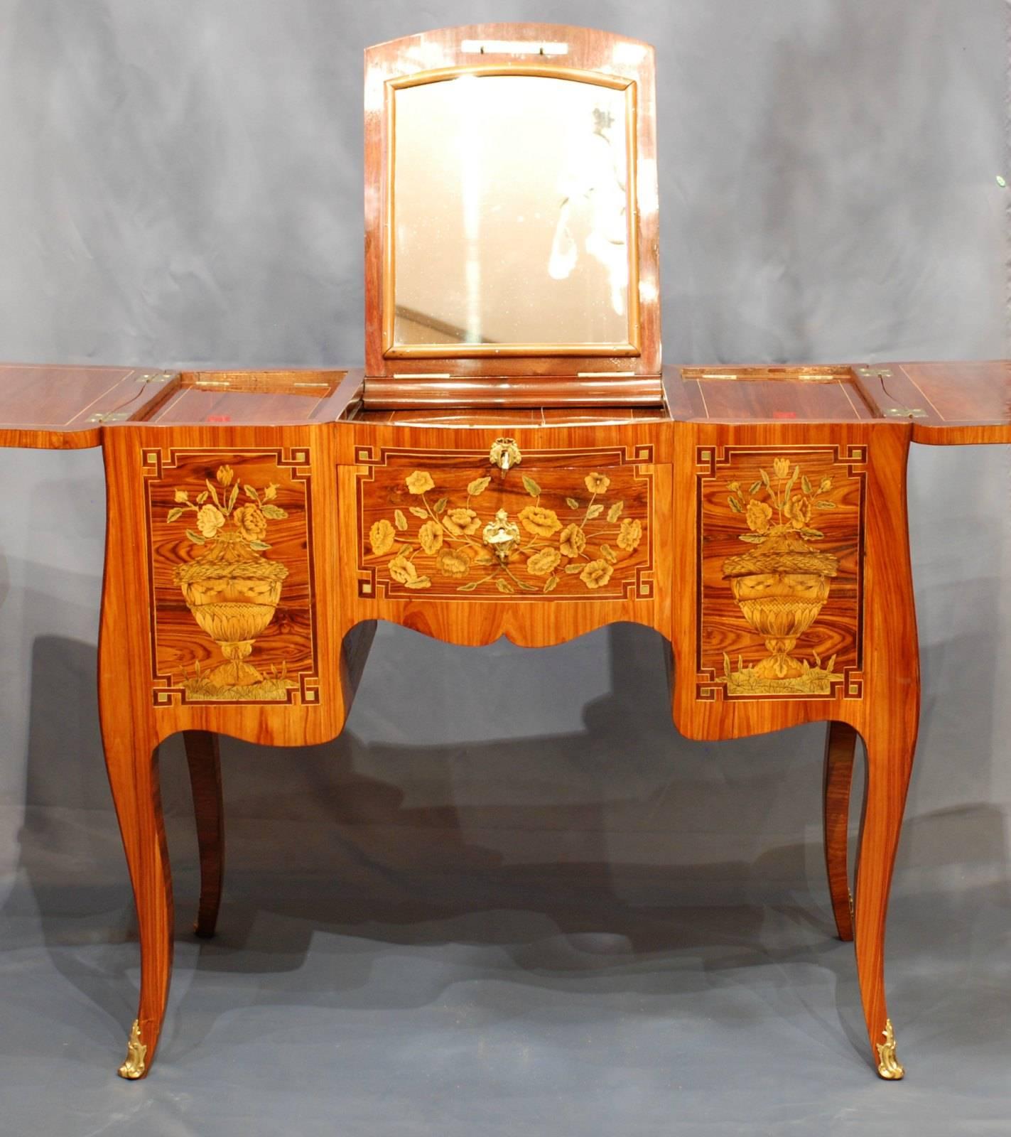 French Louis XV Marquetry Dressing Table In Excellent Condition In Nice, Cote d' Azur