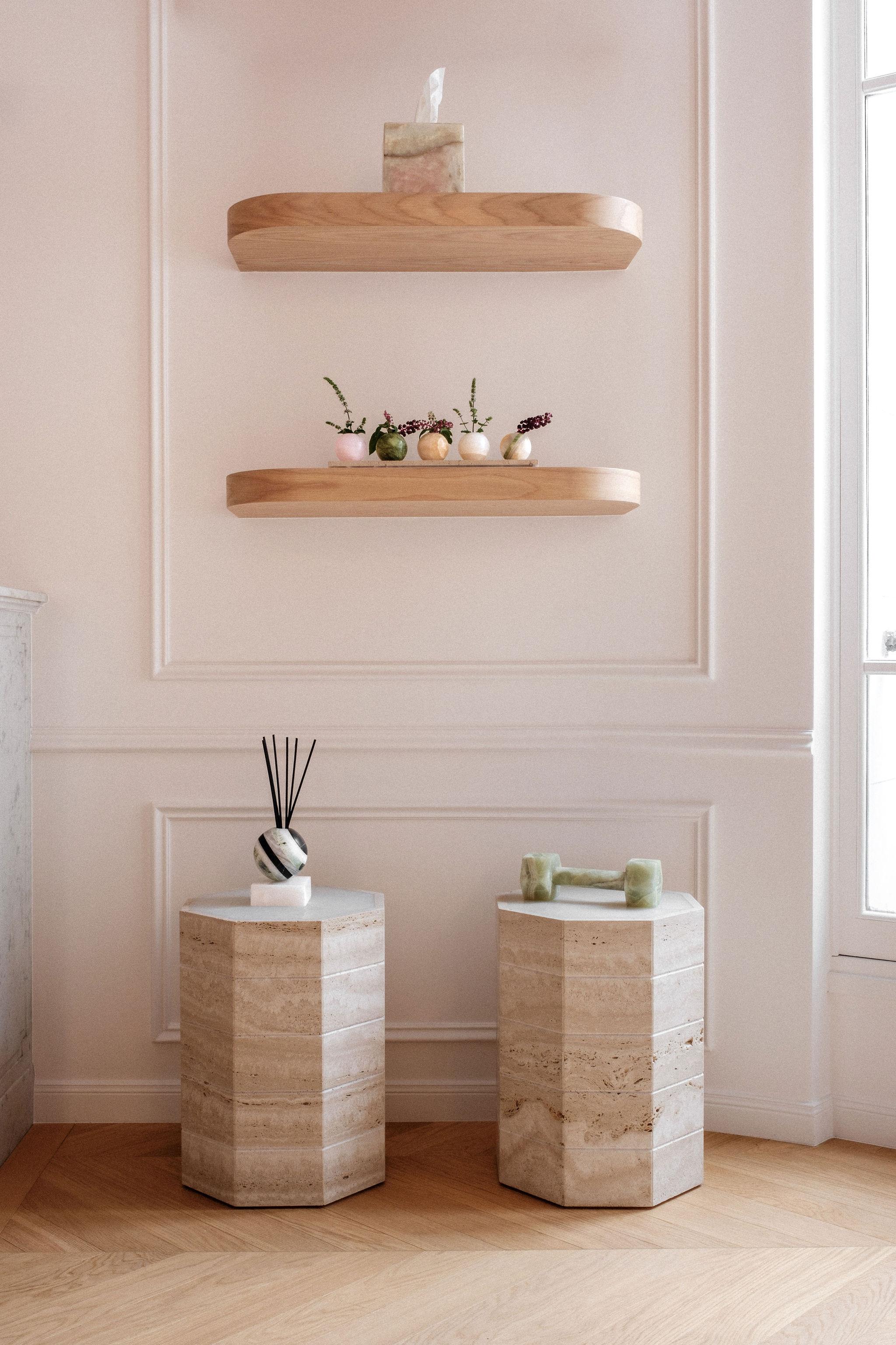 Contemporary Gisou Side Table - Travertin et Onyx blanc par Studio Gaïa For Sale