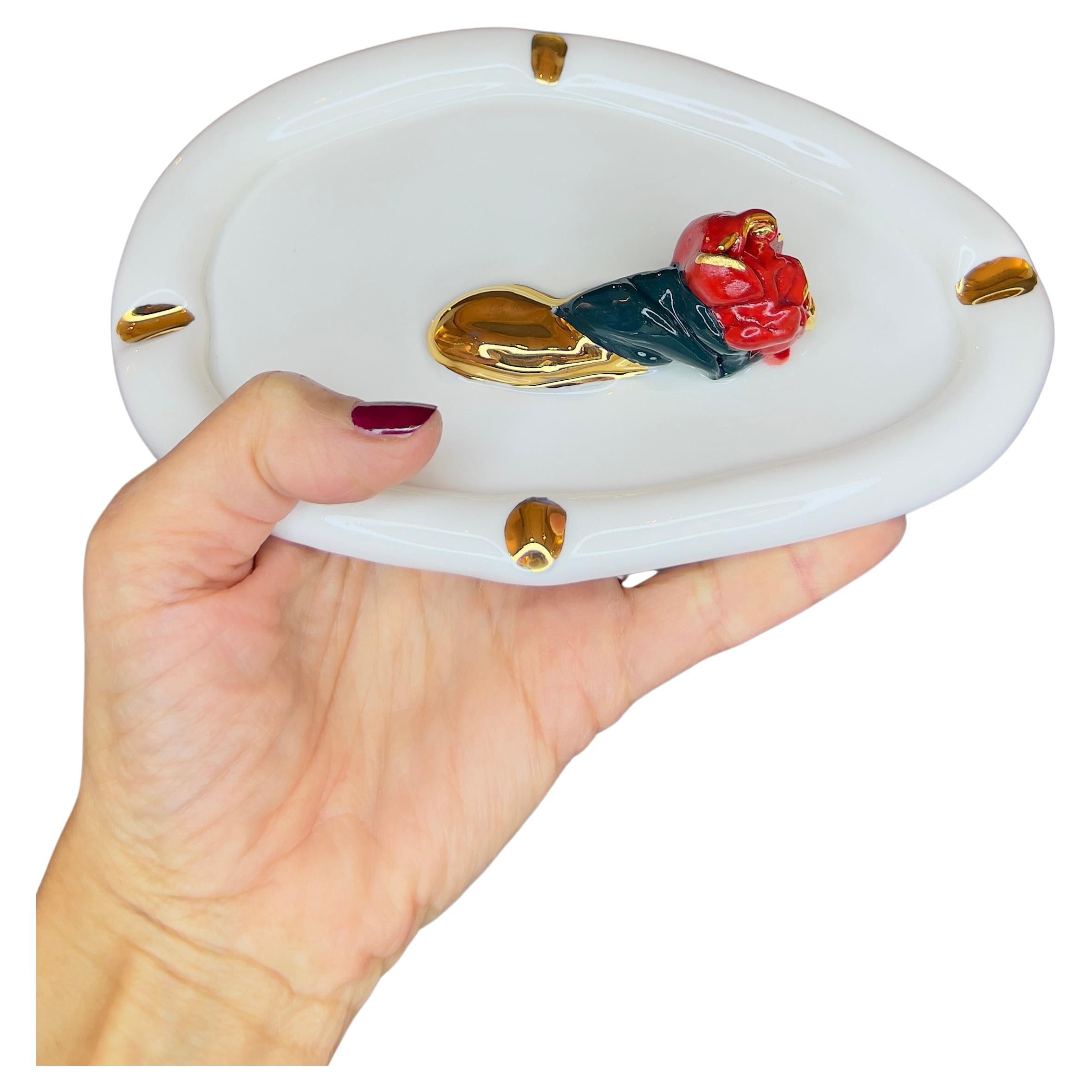 Collezione di labbra di ispirazione postmoderna e posacenere in porcellana Red Rose di Hania Jneid