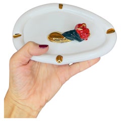 Collezione di labbra di ispirazione postmoderna e posacenere in porcellana Red Rose di Hania Jneid