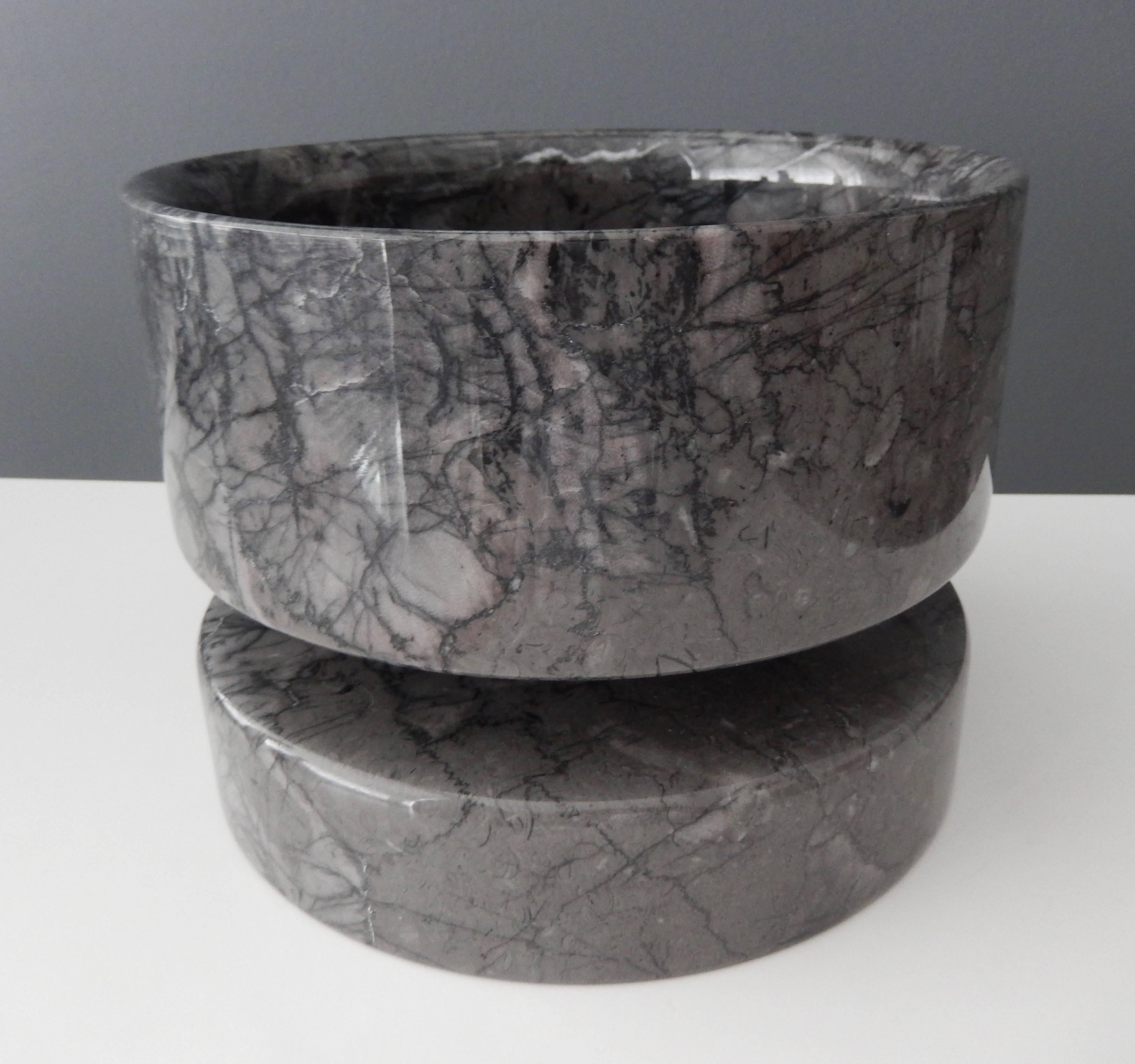 A black Carrara marble bowl for Knoll International by the distinguished Italian architect and designer Angelo Mangiarotti (1921-2012). Retains original Knoll and "Made in Italy" labels.