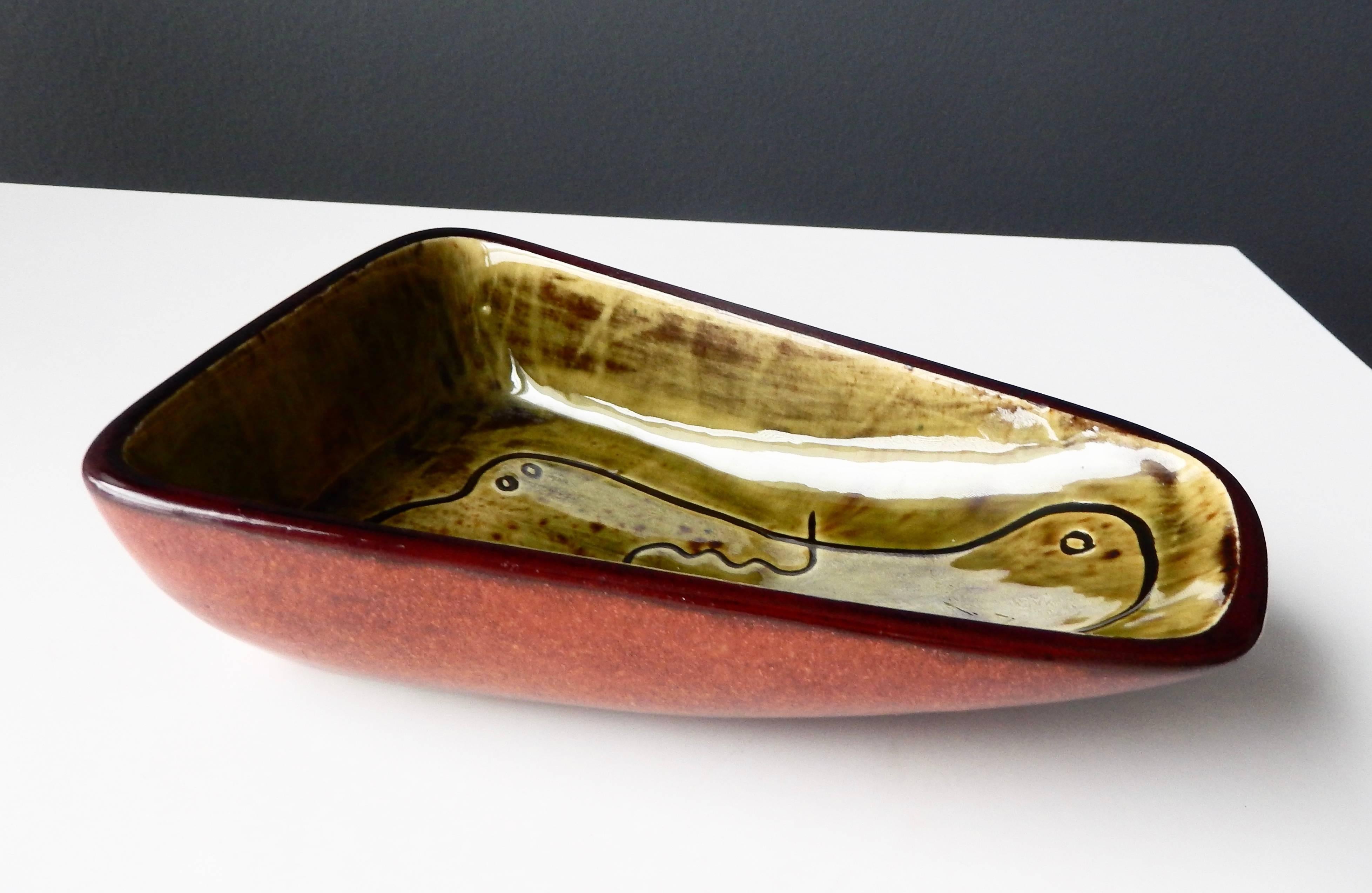 A glazed ceramic dish with an abstract design by the American studio potter Eugene Deutch (1904-59). Born in Budapest, Deutch left Hungary in 1923 and moved to France, briefly studying sculpture under Brancusi. Four years later, he moved to Chicago