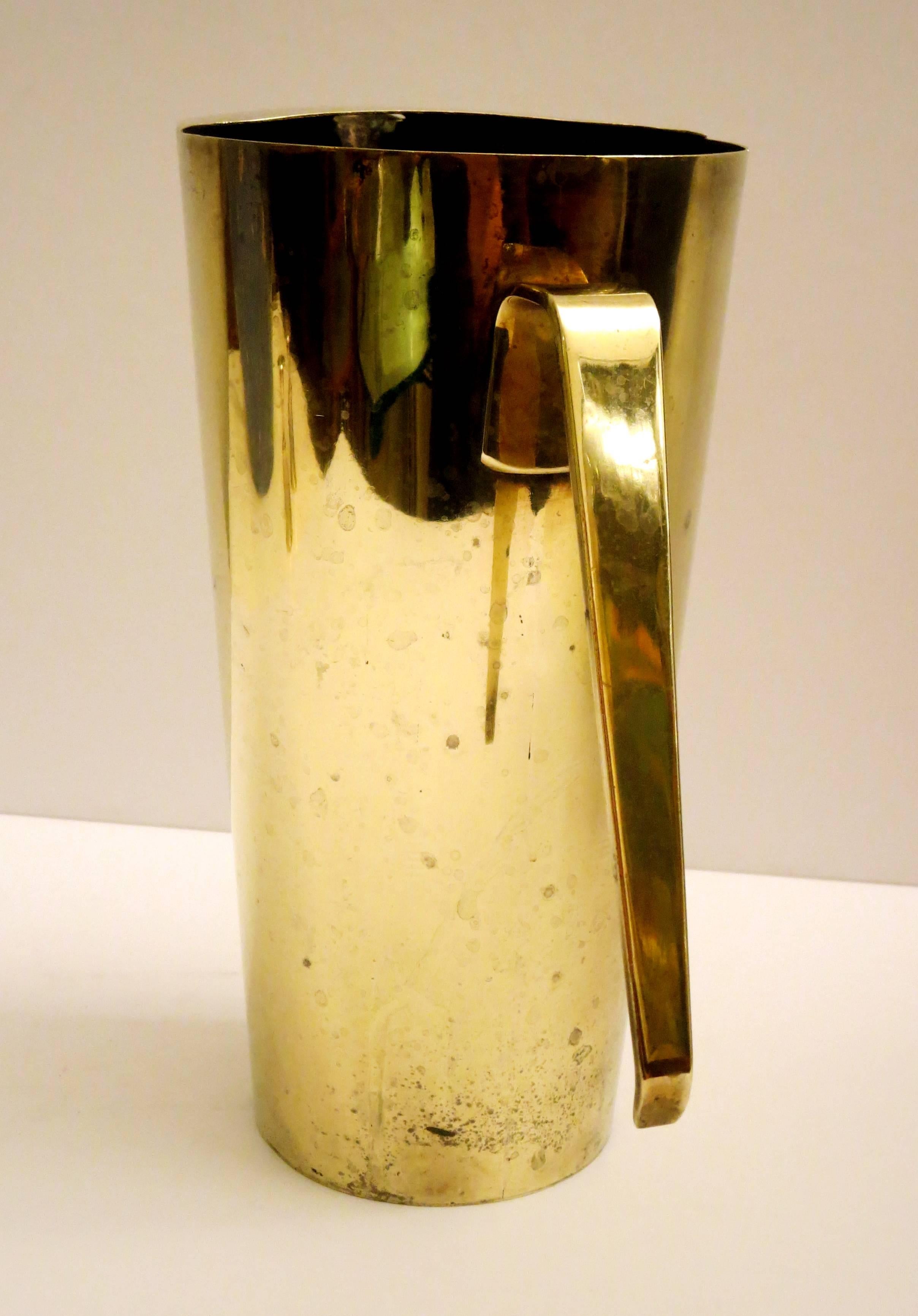 Mid-Century Modern Minimalist Design Solid Polished Brass Italian Water Picher In Excellent Condition In San Diego, CA