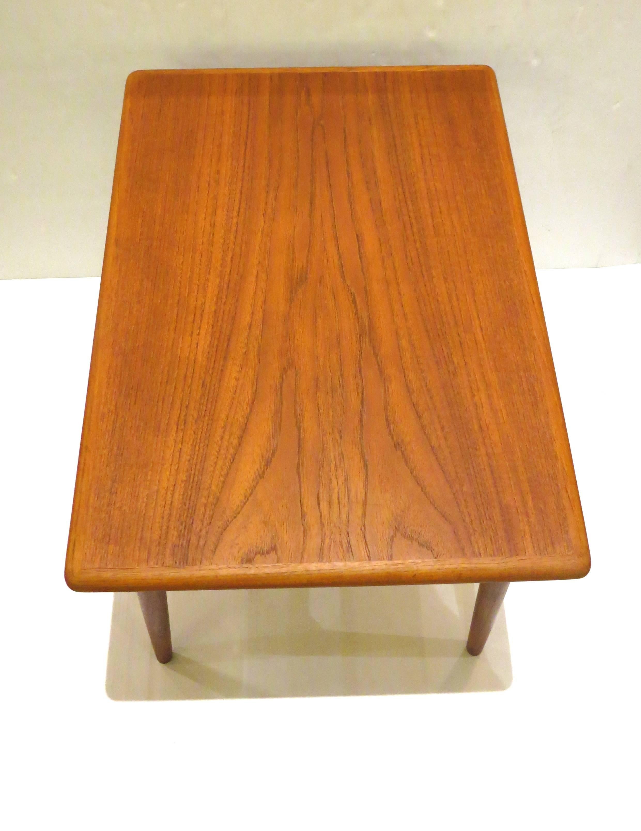 1950s Danish Modern Teak Cocktail End Table with Shelf In Good Condition In San Diego, CA