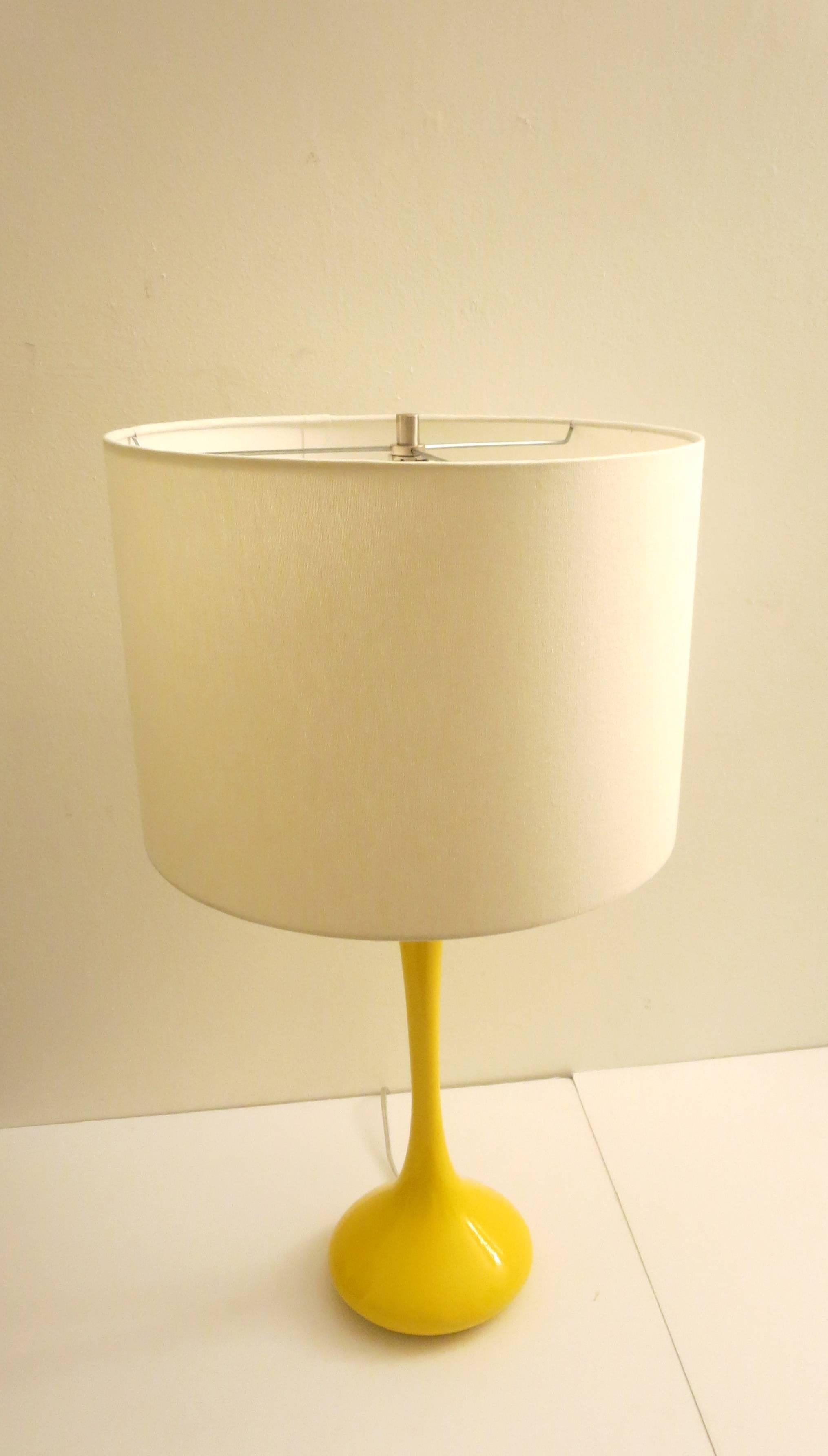 1950s Mid-Century Modern Pair of Laurel Table Lamps in Yellow In Excellent Condition In San Diego, CA
