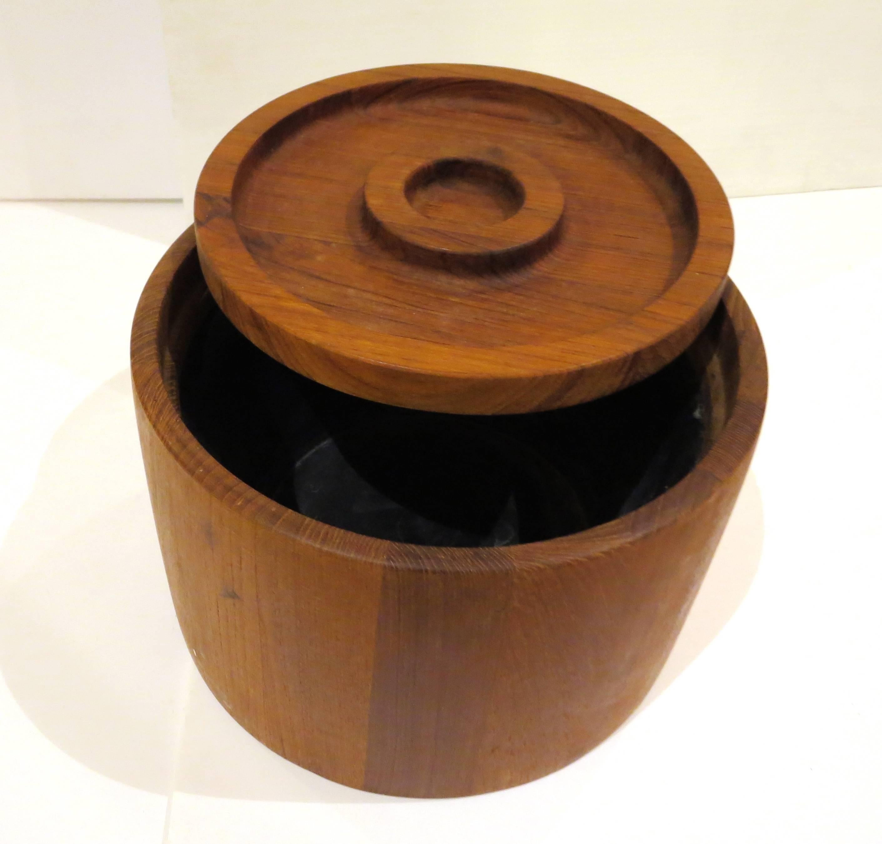 A very cool design on this solid teak ice bucket, design by Quistgaard for Dansk, circa 1970s with black plastic liner and great condition with removable lid.