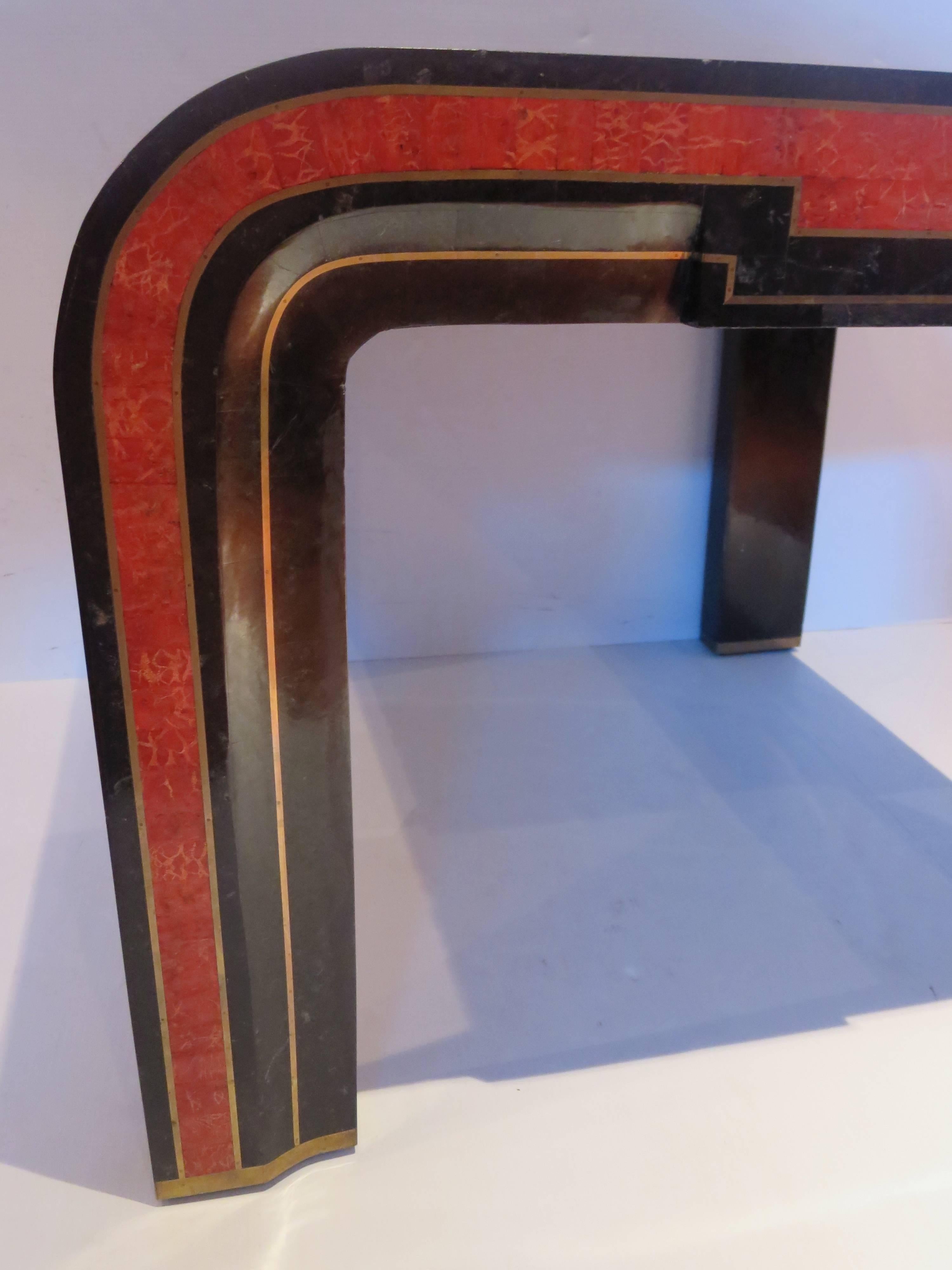 Cocktail or End Table with Tessellated Marble Red Coral and Brass Inlay In Good Condition For Sale In San Diego, CA