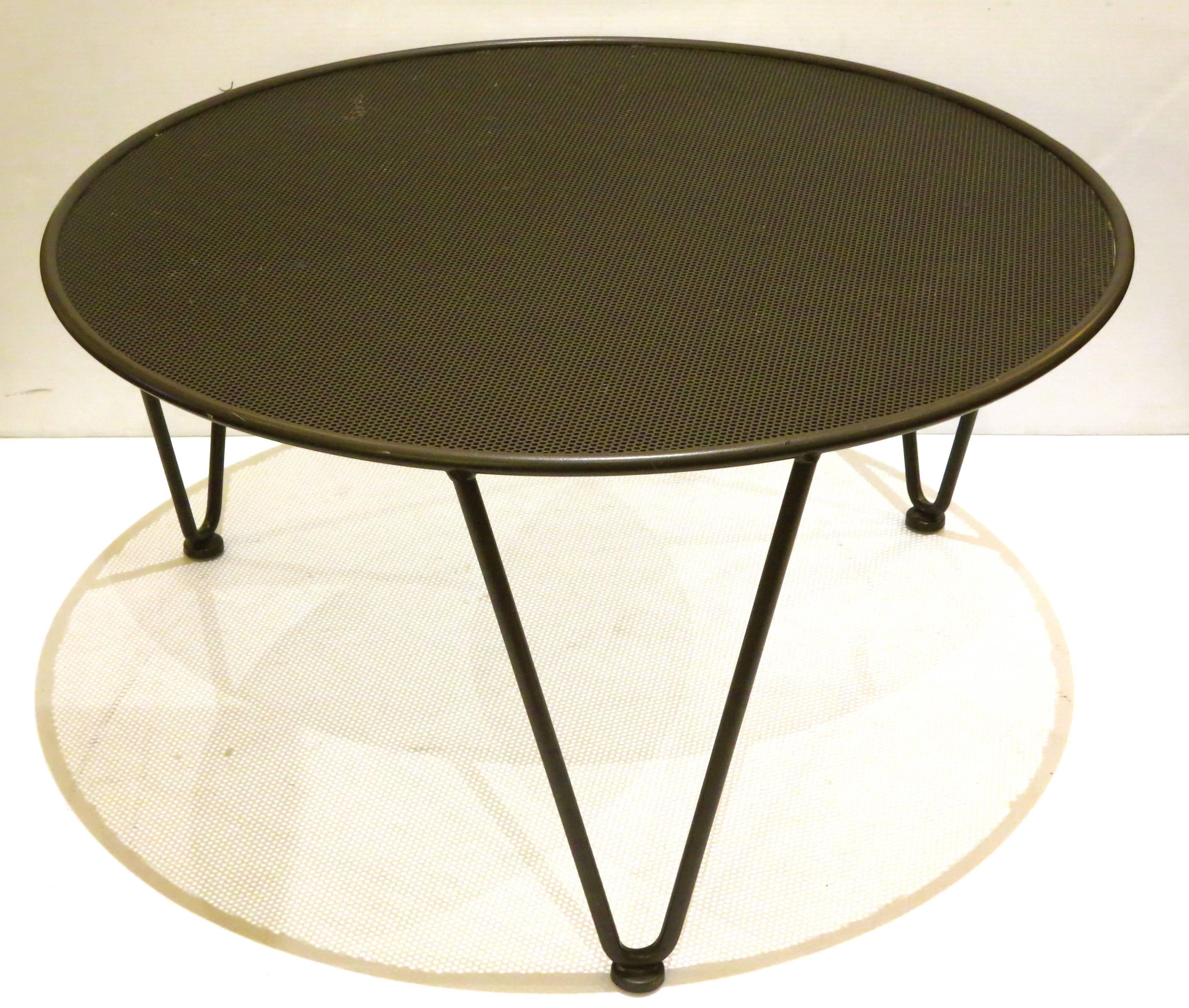 American Mid-Century Modern Atomic Age Small Patio Round Coffee Table In Good Condition In San Diego, CA
