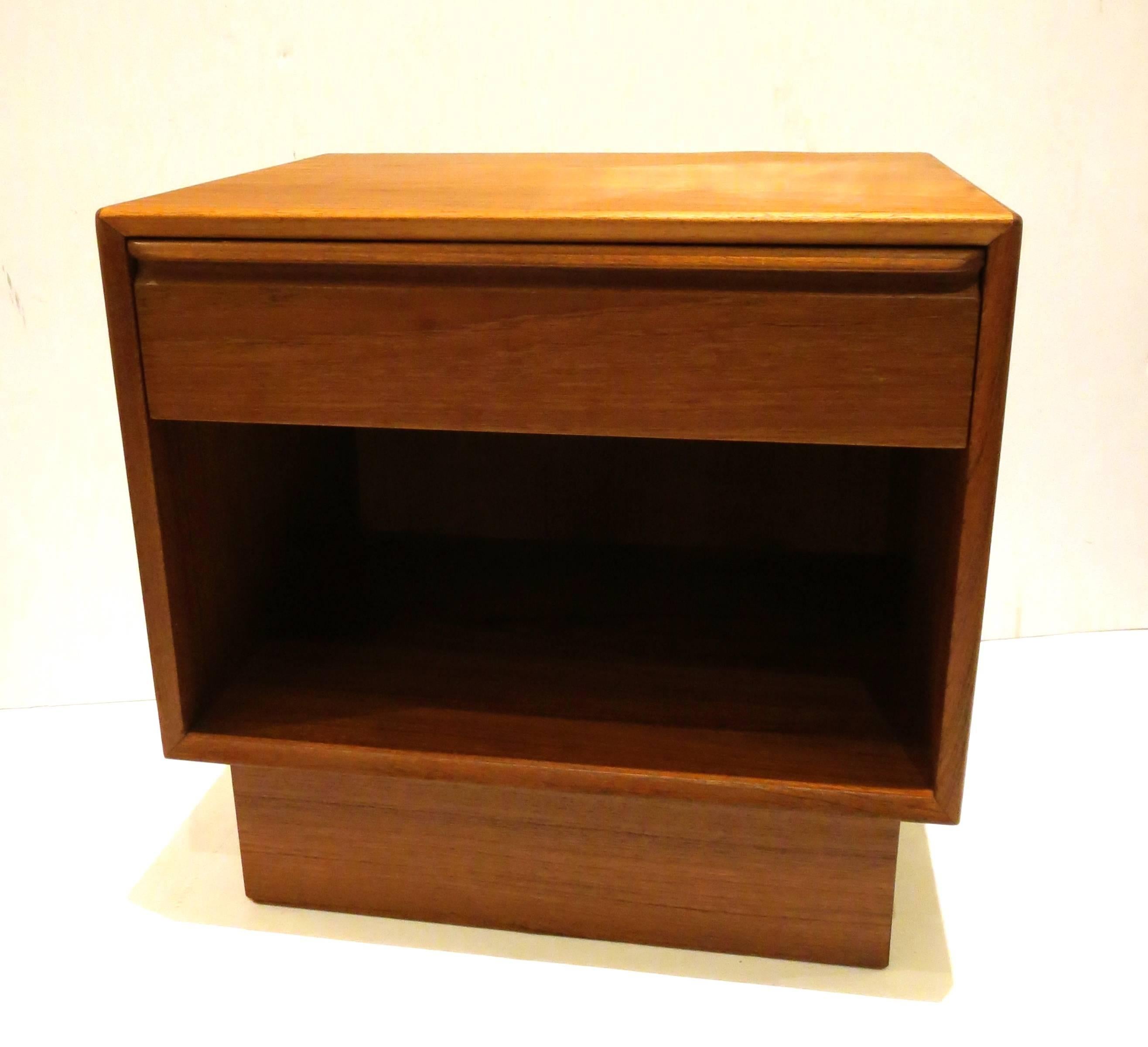 High quality and great design, on this single drawer with dove tail, teak nightstand by Westnofa. Made in Norway, circa 1960s. Retains part of the label.