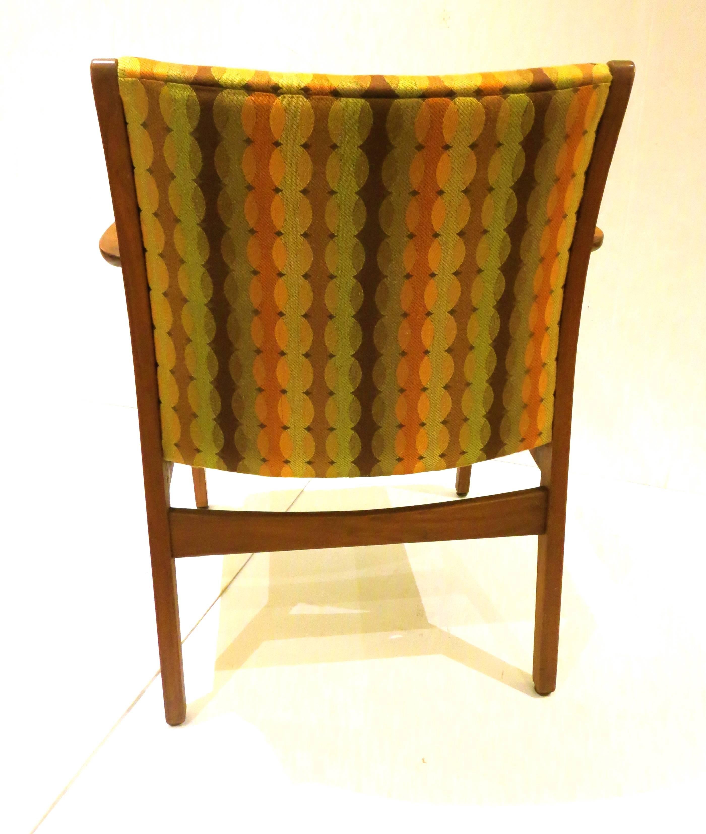 Beautiful elegant armchair American modern, circa 1950s, professionally refinished and recover with Knoll fabric, solid and sturdy, great lines and design, nice and comfy. Measures: 25