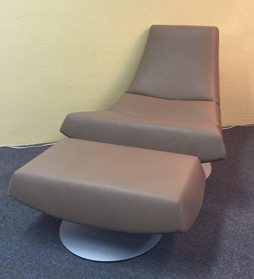 Wonderful Olivier swivel easy chair and ottoman in a smooth taupe leather. The set is designed by Gijs Papovoine and was made by Dutch manufacturer Montis. Very comfortable and functional, both pieces rotate a full 360 degrees. Both pieces are in