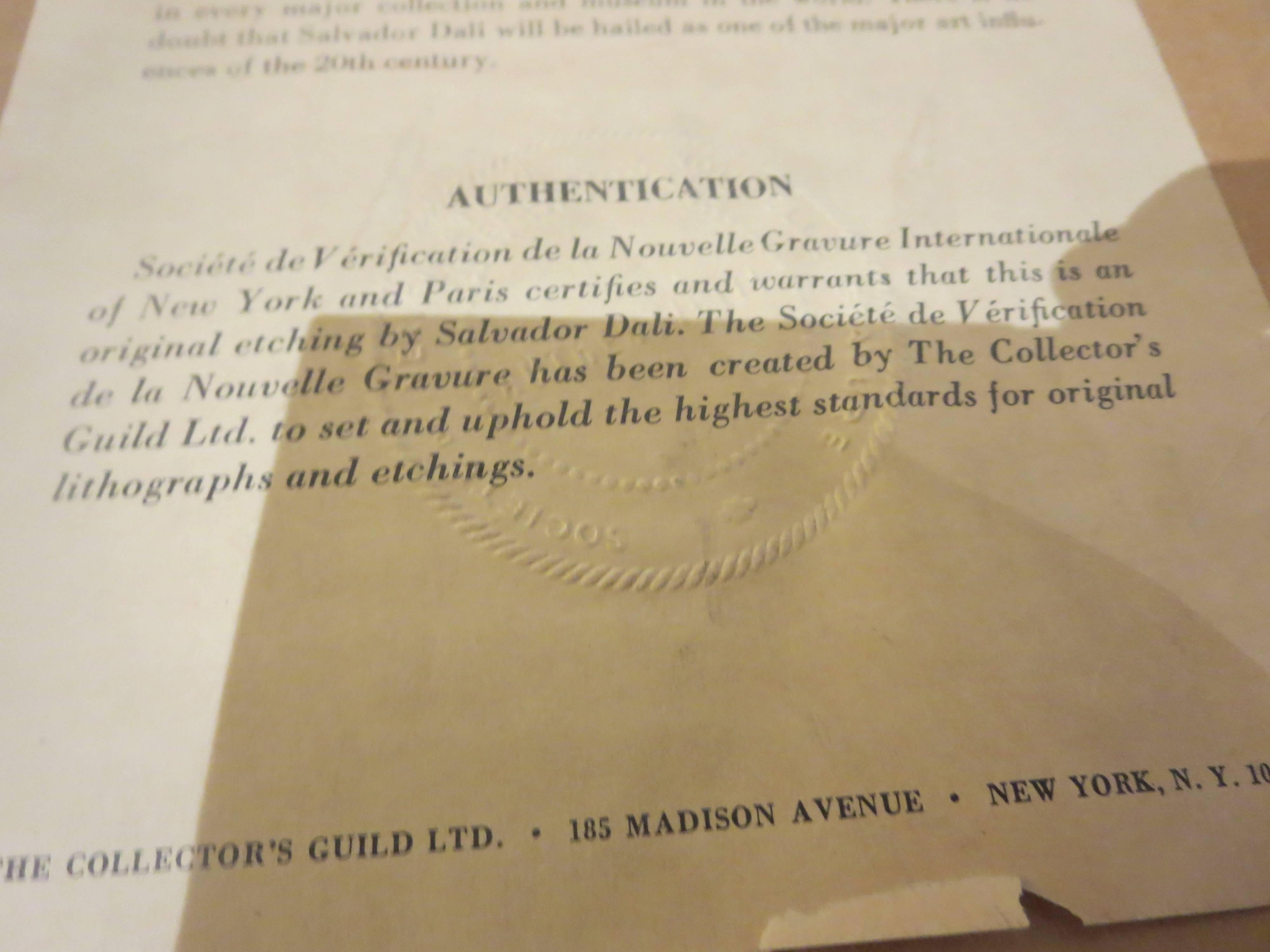 Kleine Radierung in der Platte von Salvador Dali unterzeichnet, ca. 1960er Jahre, ungeöffnet kommt mit seinem ursprünglichen Aluminiumrahmen und Echtheitszertifikat, gründeten wir in AS/is Zustand ein bisschen gelblich auf dem Papier.