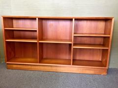 Bibliothèque large et basse en teck de style danois moderne