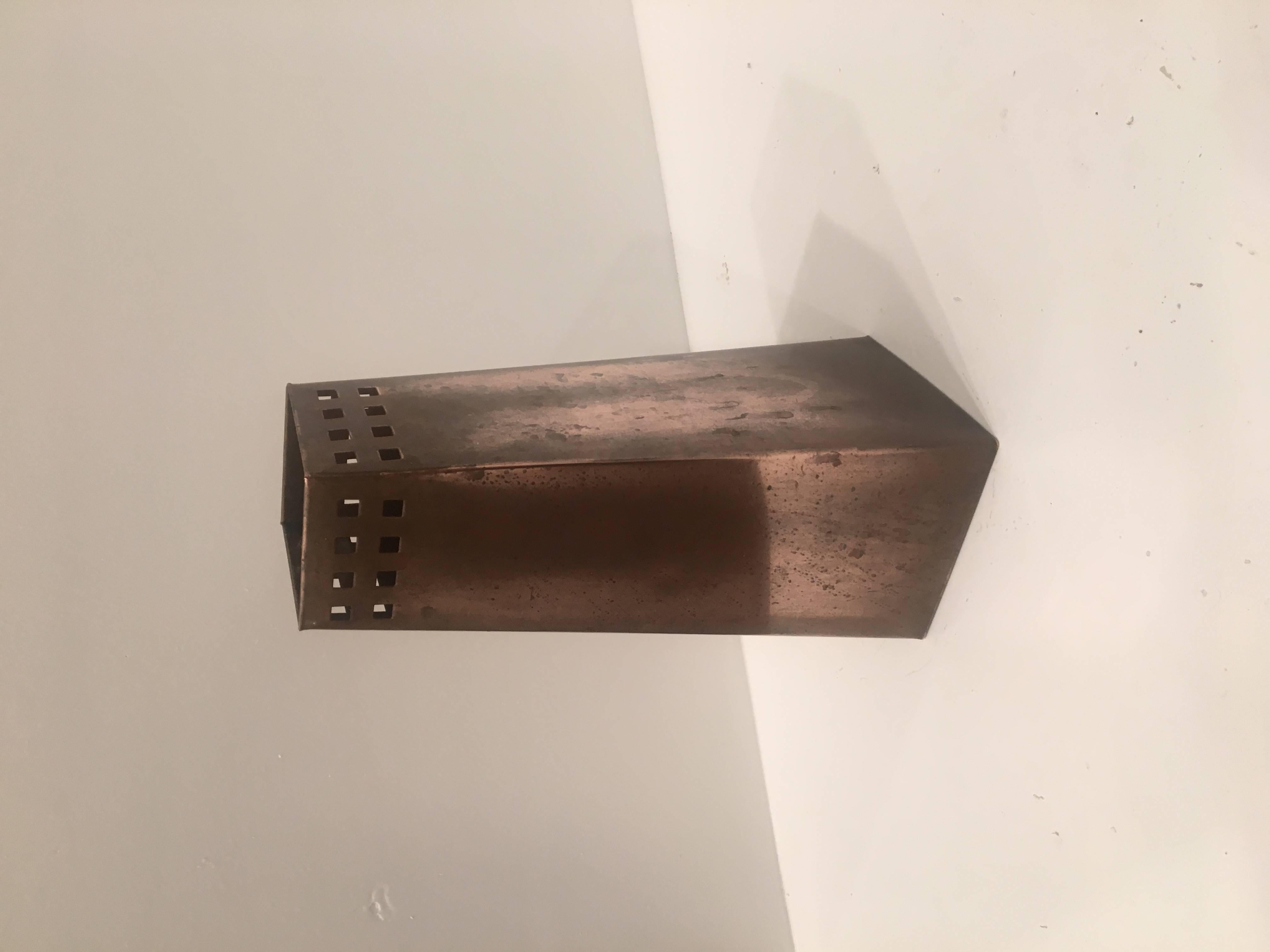 XX secolo Vaso trapezoidale in rame massiccio in stile Roycroft di Verdigris Copperworks of Berkley in vendita