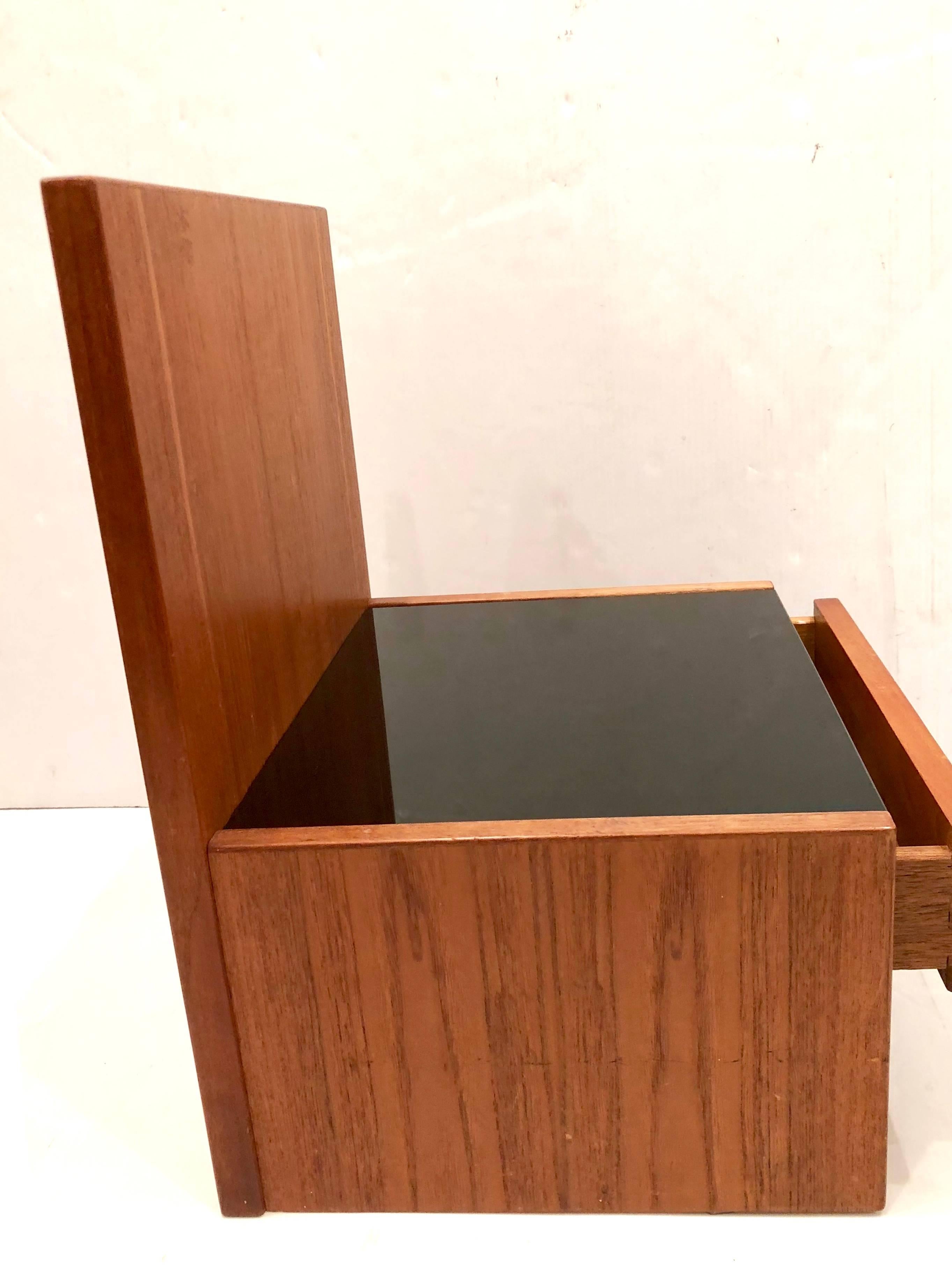 Danish Modern Floating Single Nightstand by Hans Wegner for GETAMA In Excellent Condition In San Diego, CA